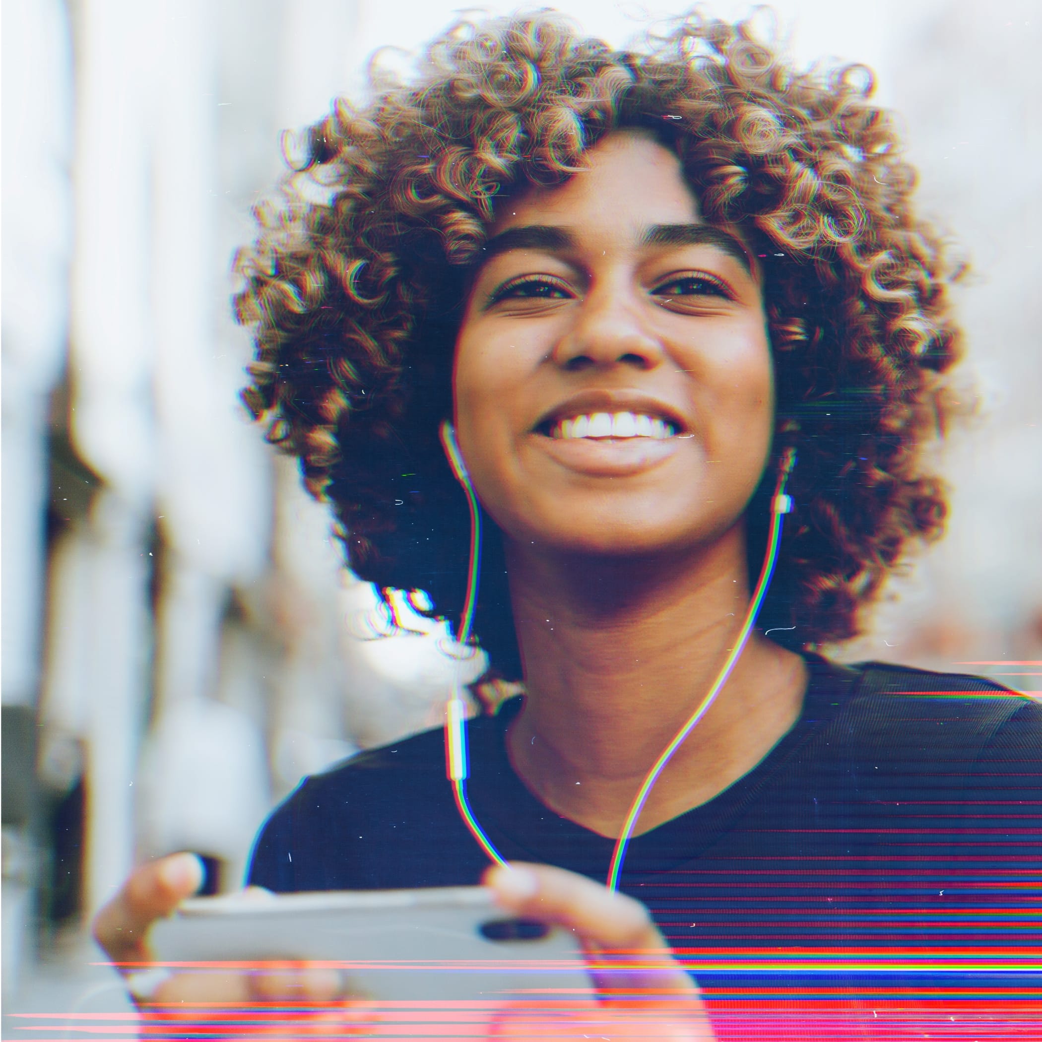 hochzwei_nospaclub_teaser_01.jpg Junge Frau mit lockigem Haar hört Musik