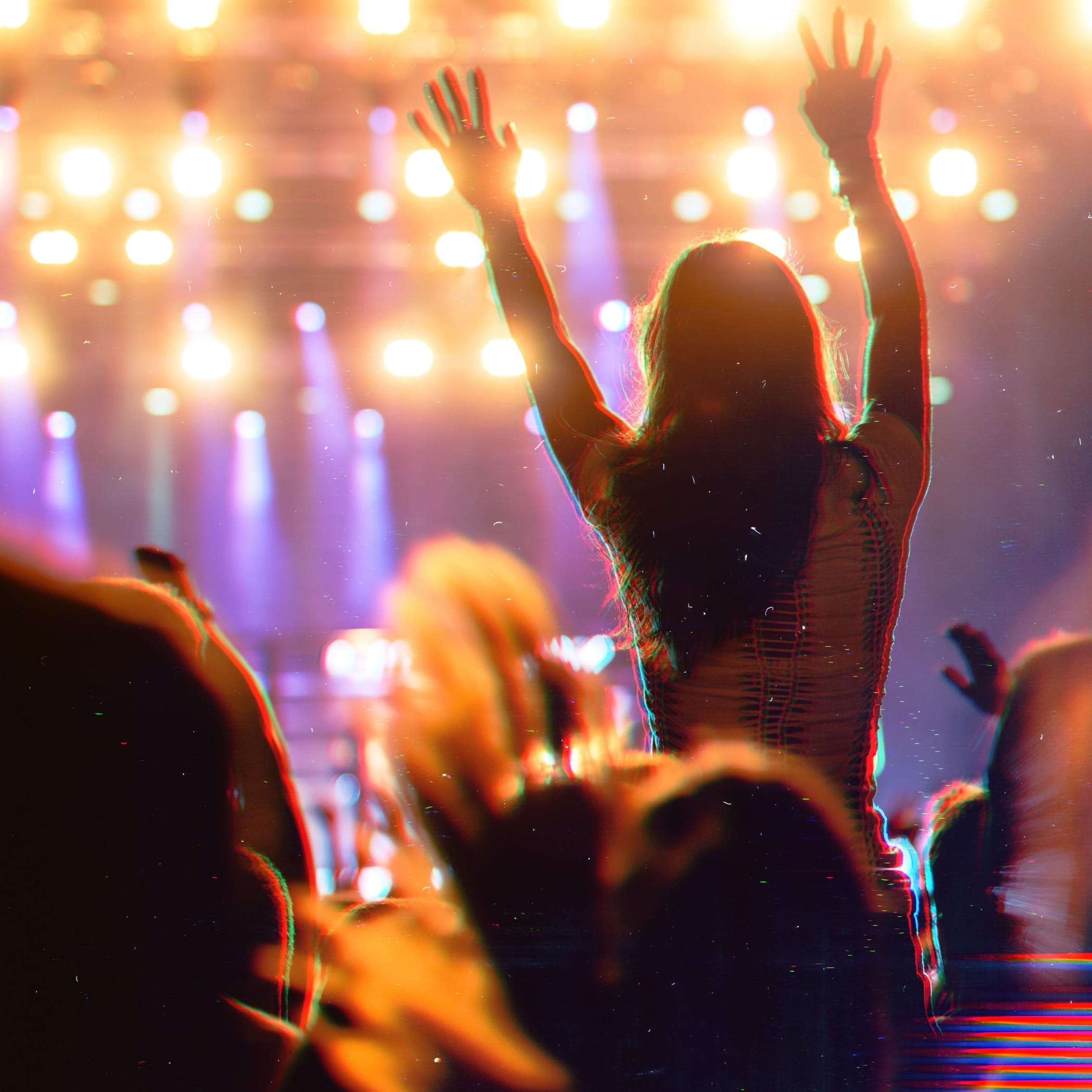 hochzwei_nospaclub_teaser_04.jpg Frau sitzt auf den Schultern einer Person während eines Konzertes