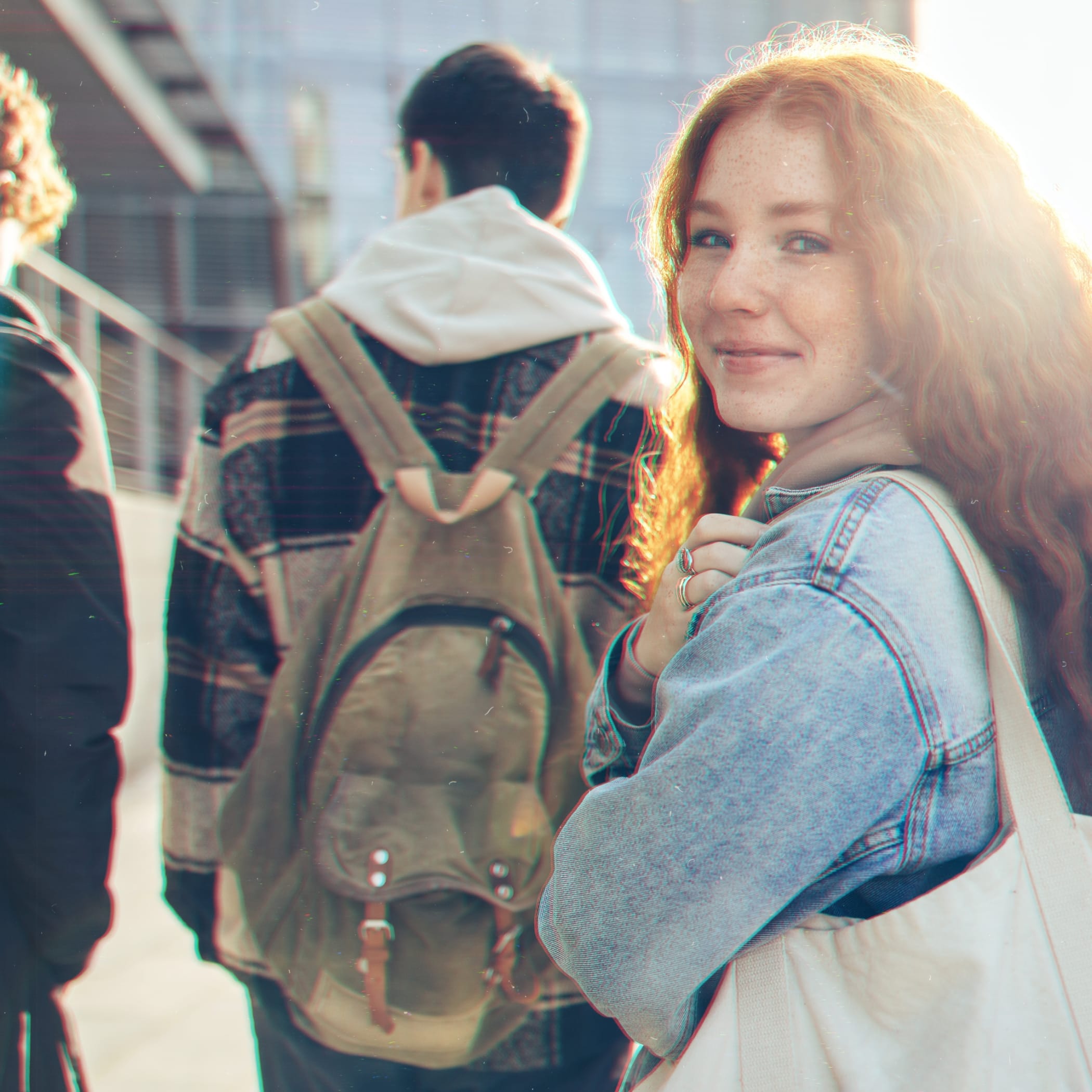 hochzwei_nospaclub_teaser_07.jpg Rothaariges Mädchen mit lockigem Haar dreht sich zur Kamera