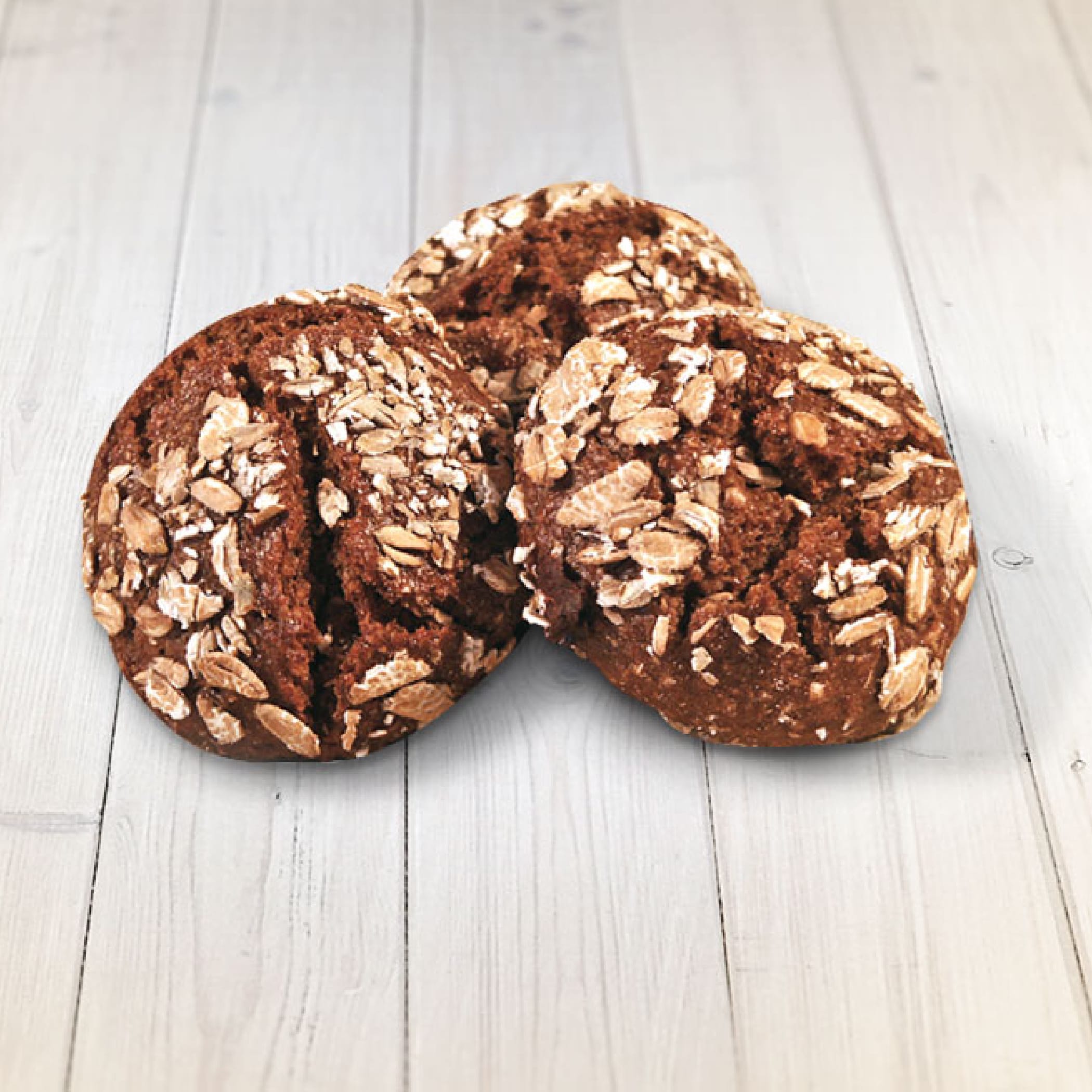 hochzwei_ofen_teaser_01.jpg Nahaufnahme von drei dunklen Brötchen