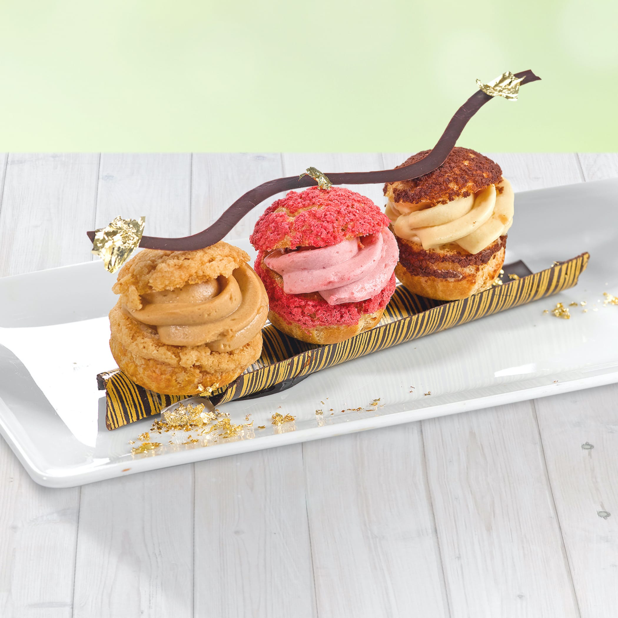 hochzwei_ofen_teaser_05.jpg Drei kleine Kuchen auf einem weißem Teller