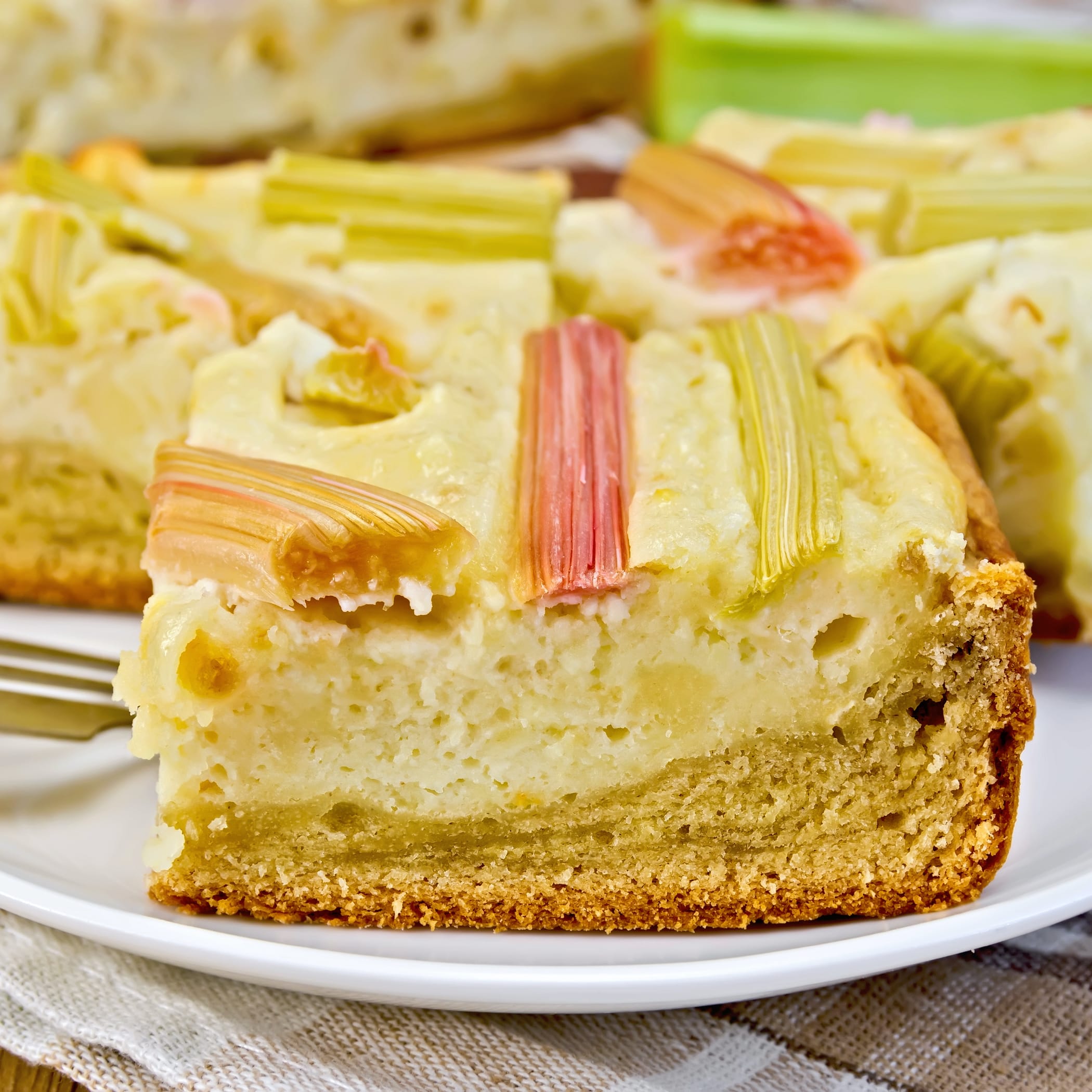 hochzwei_ofen_teaser_06.jpg Nahaufnahme eines Rhabarberkuchens