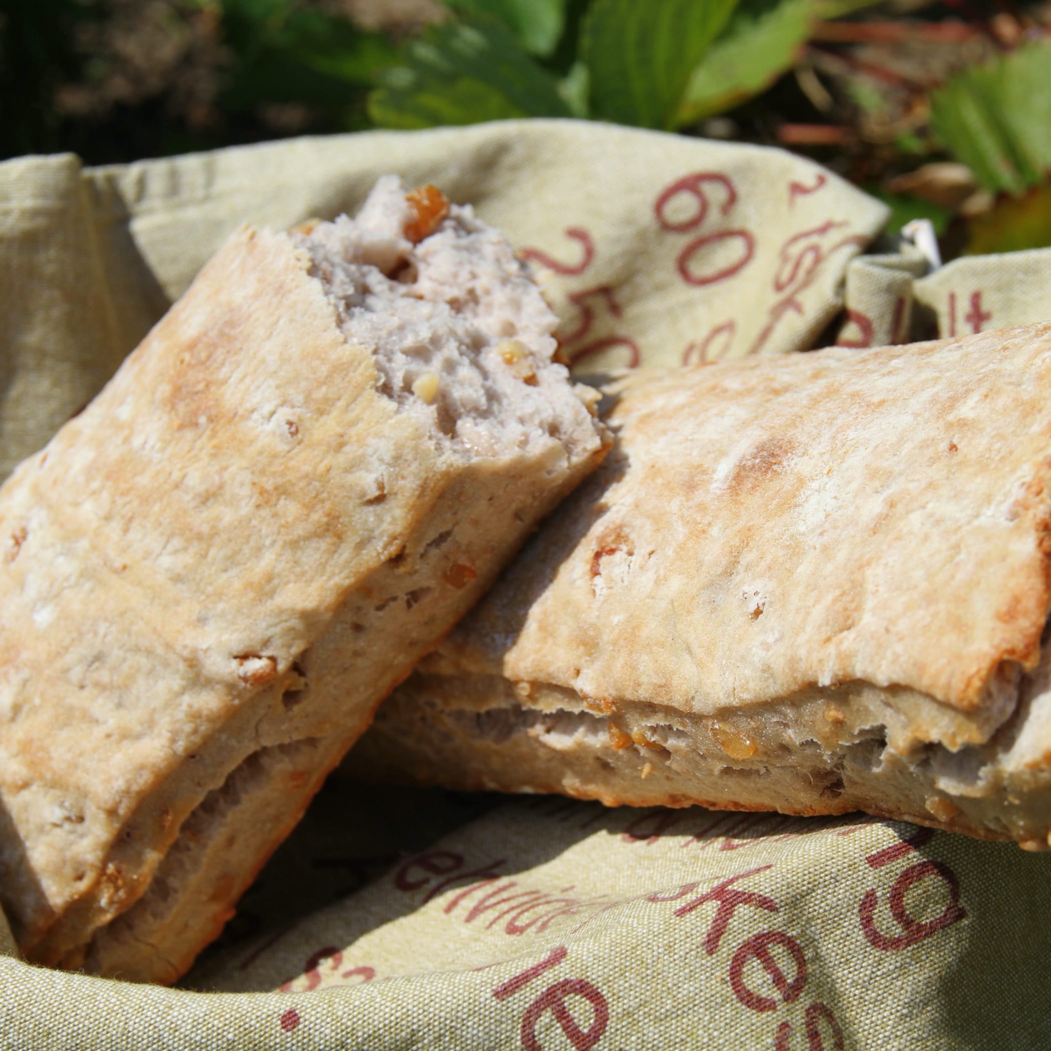 hochzwei_ofen_teaser_08.jpg Nahaufnahme von Brotkorb mit Brot