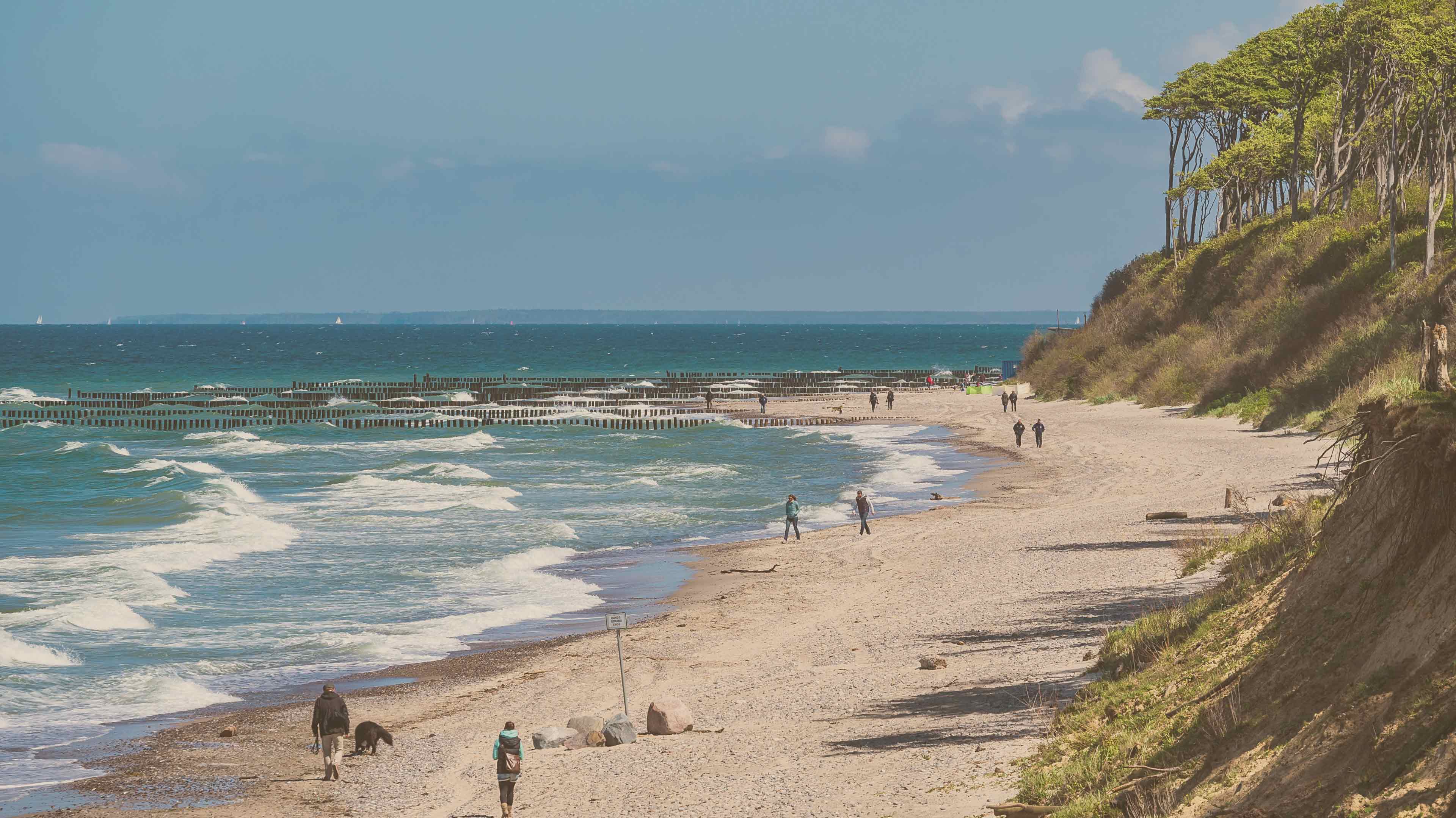 Blick auf einen Strand mit vielen Menschen