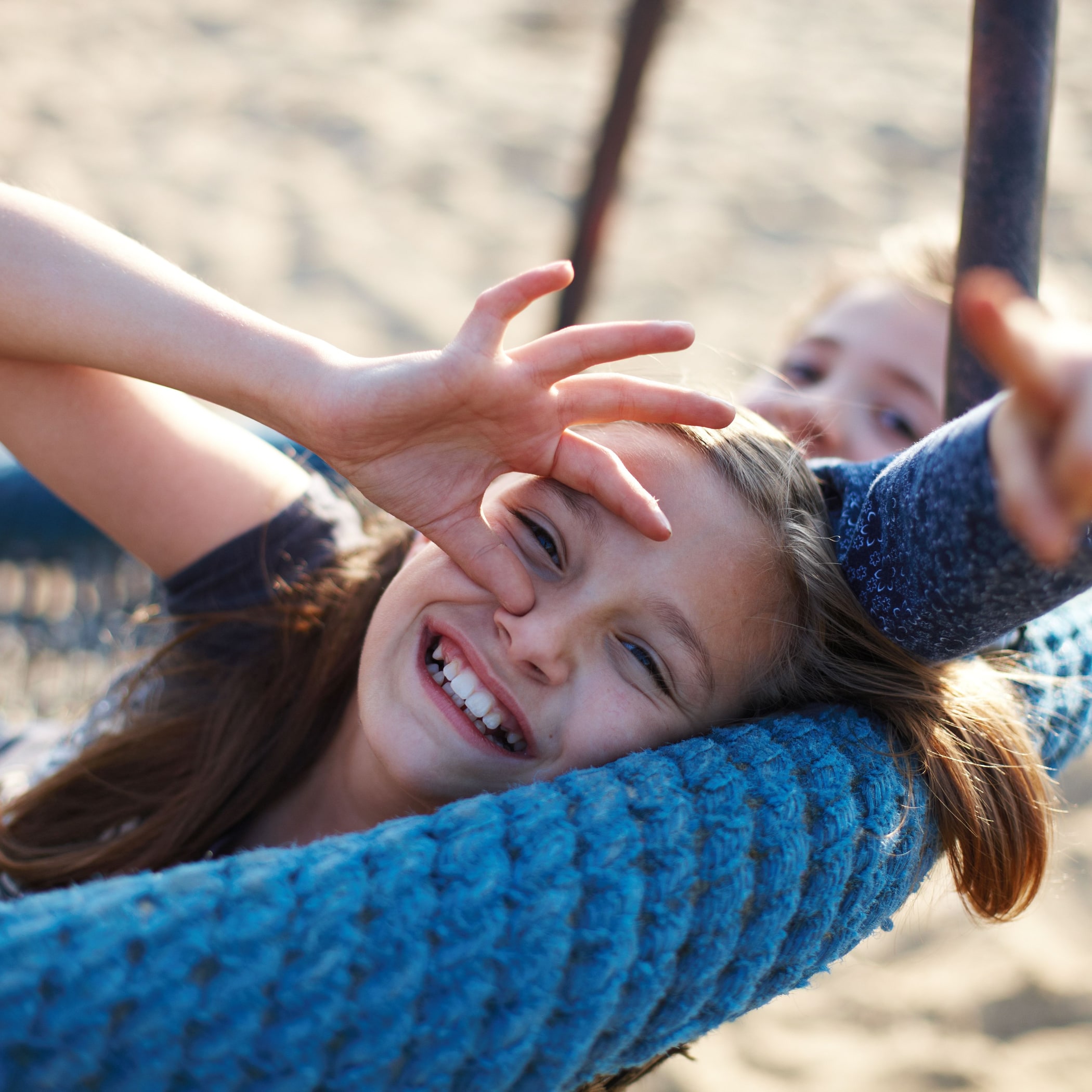 hochzwei_ofv_teaser_07.jpg Zwei Kinder sitzen lachend auf einer Schaukel