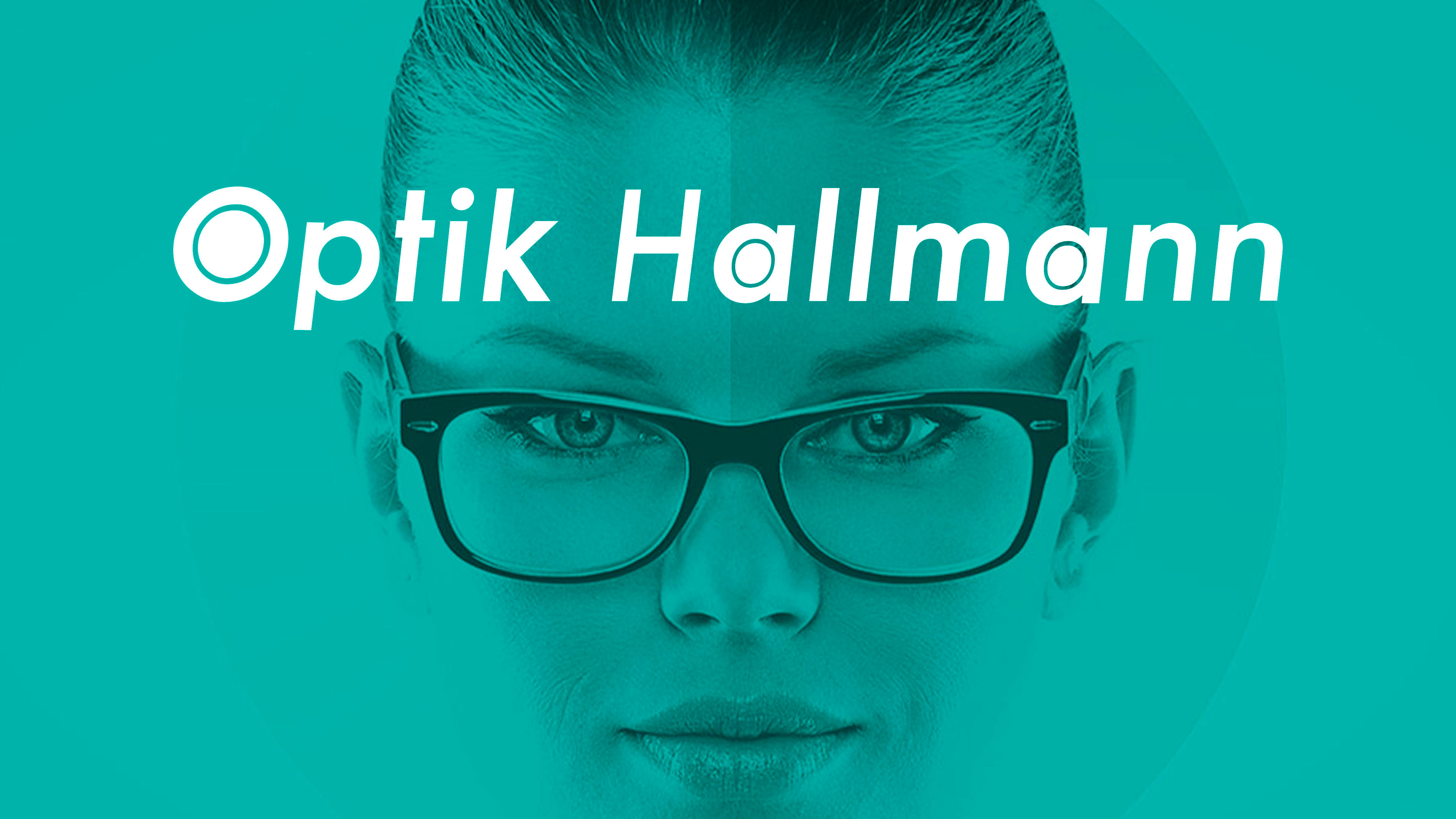 Nahaufnahme von einer Frau mit dunkler Brille