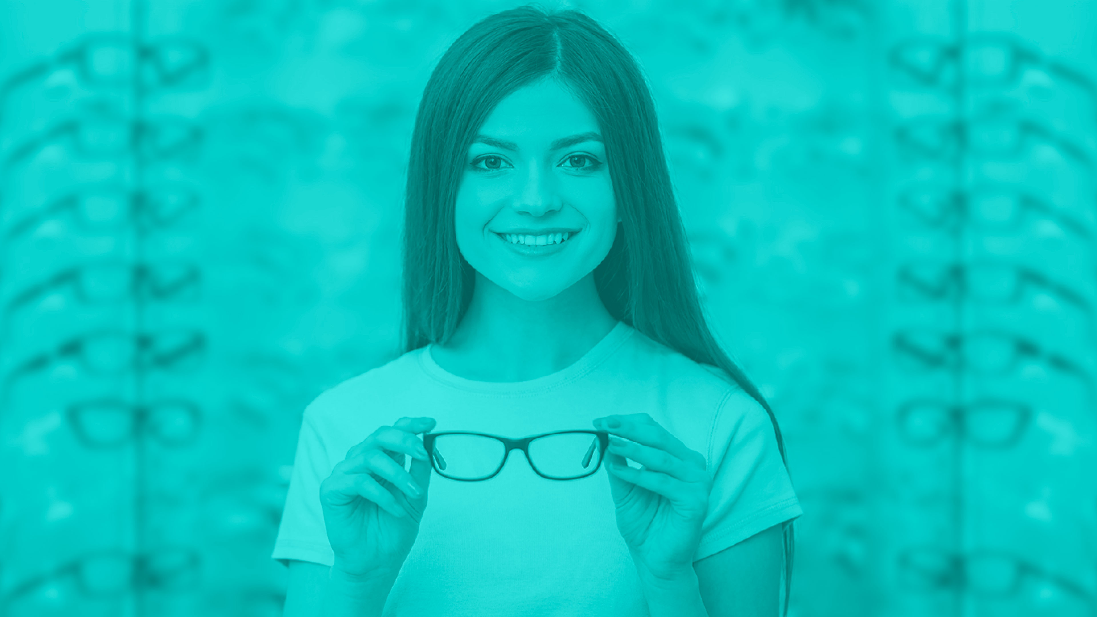 hochzwei_opha_slider_02.jpg Brünette Frau hält dunkle Brille in der hand