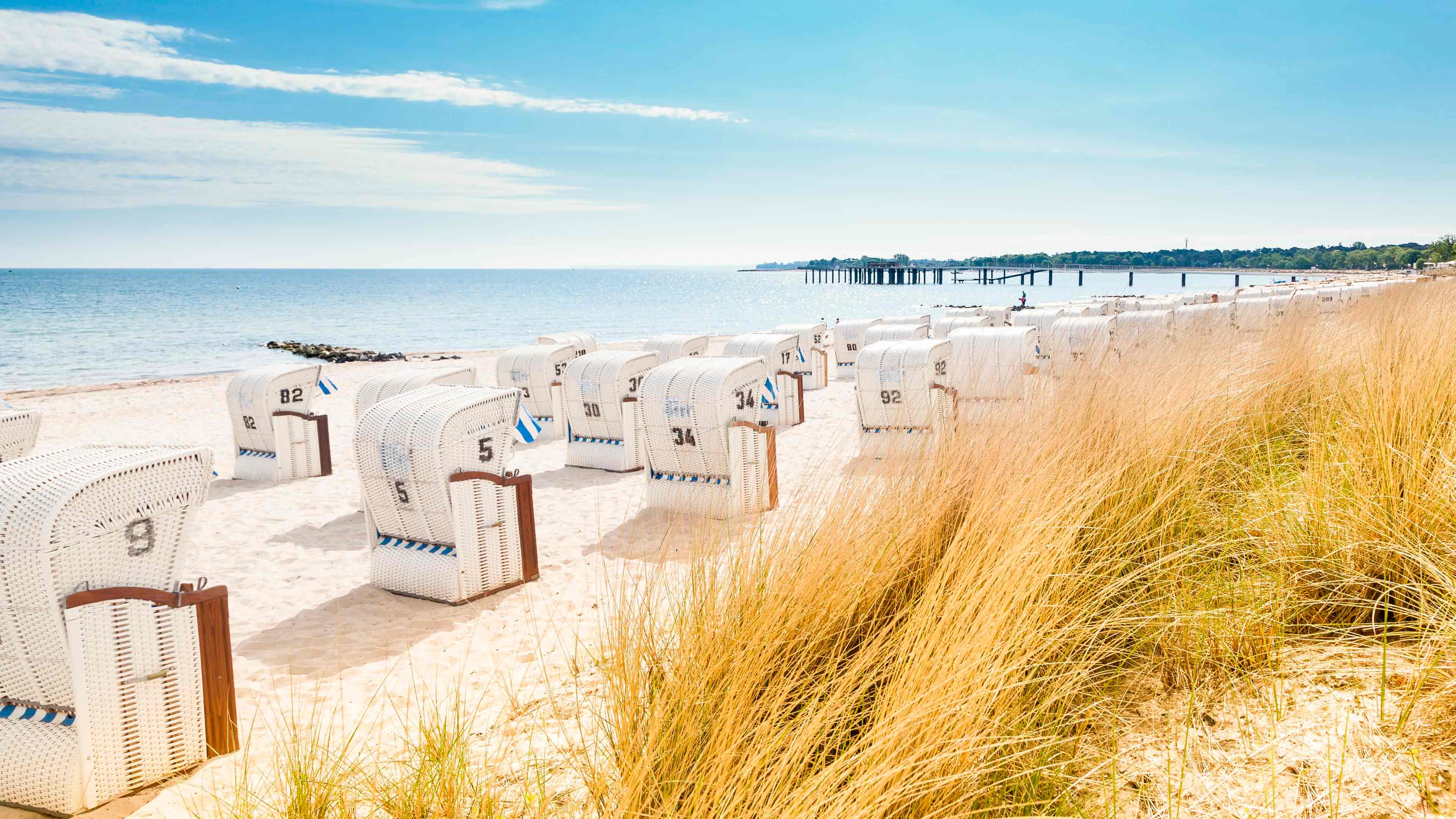 Blick von Dünen auf Strand mit Strandkörben