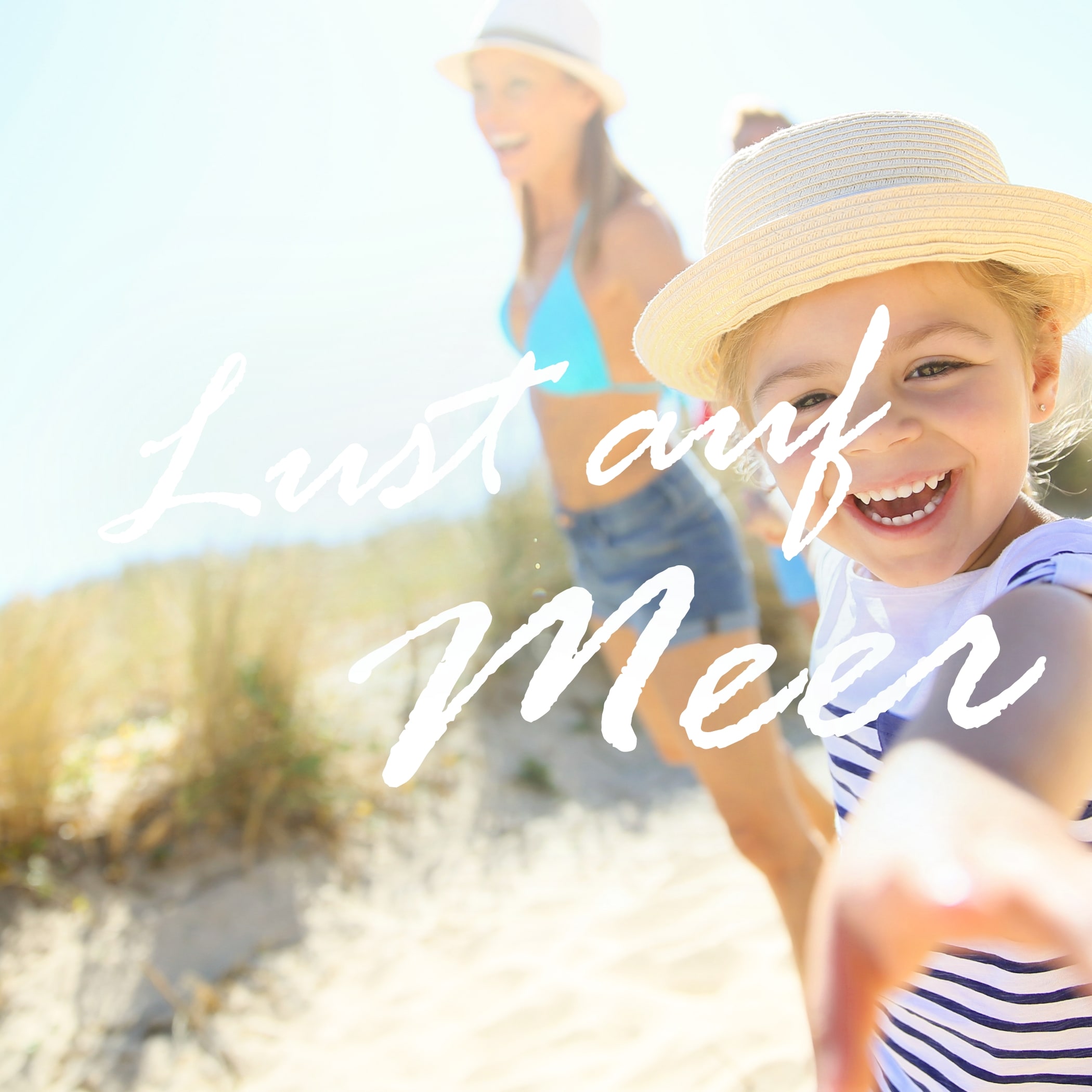 hochzwei_wongel_teaser_02.jpg Mutter und Tochter gehen lachend am Strand