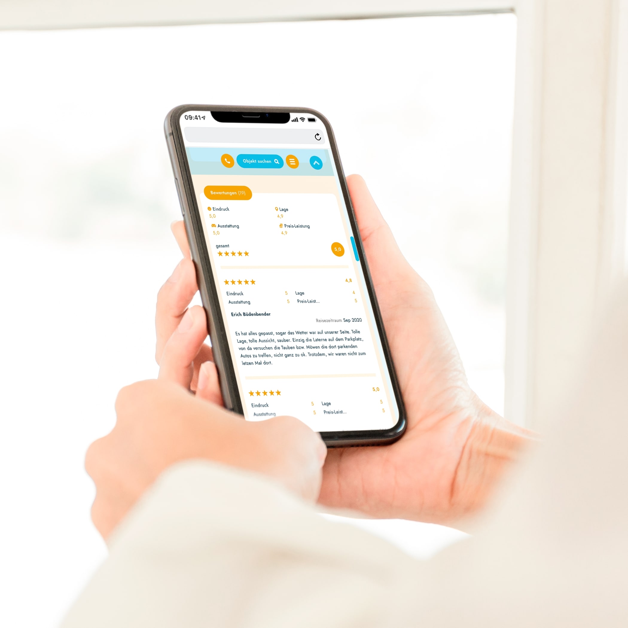 hochzwei_wongel_teaser_07.jpg Frau swiped im Buchungsportal von Ostsee Appartements