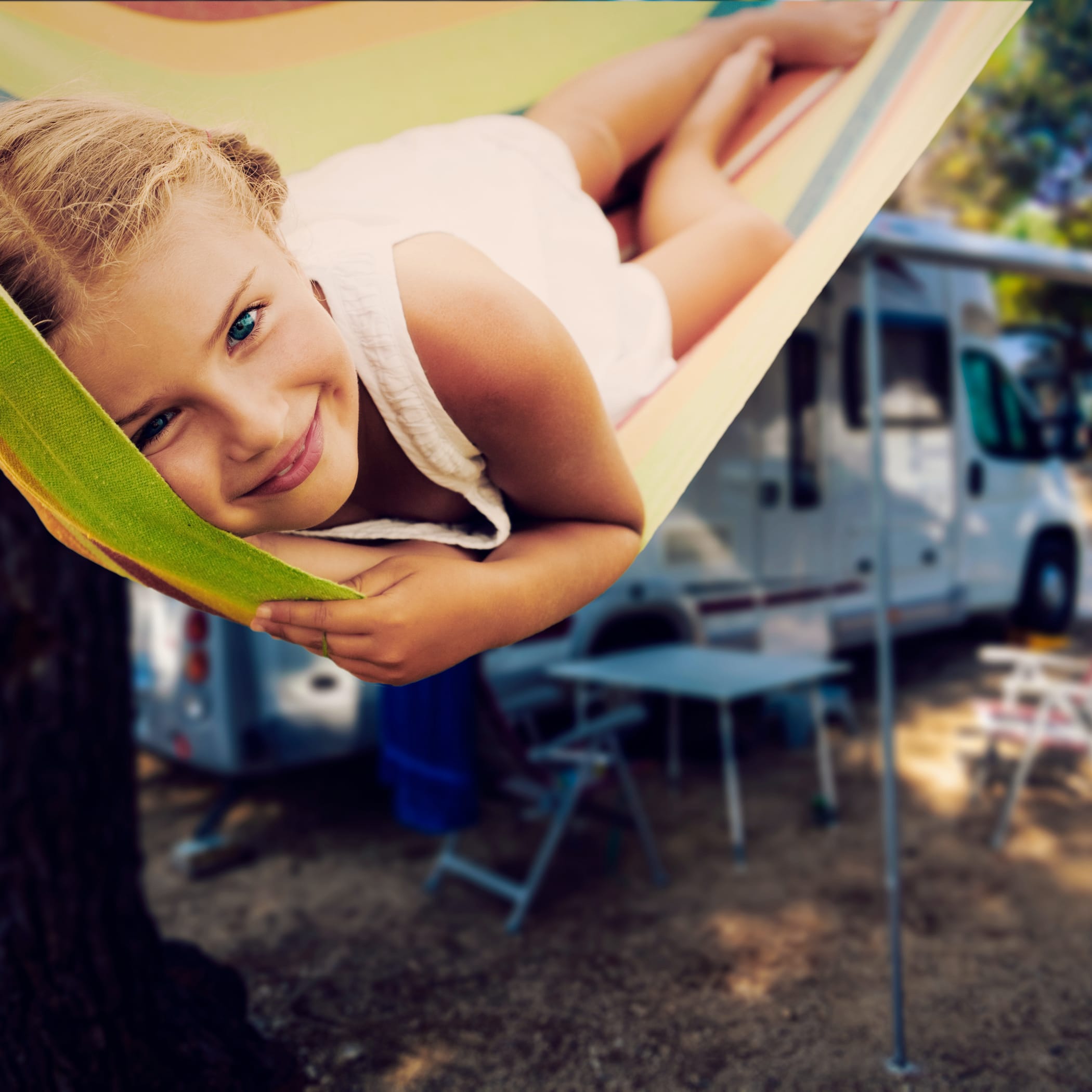 hochzwei_waabs_teaser_01.jpg Lächelndes Kind liegt in einer Hängematte