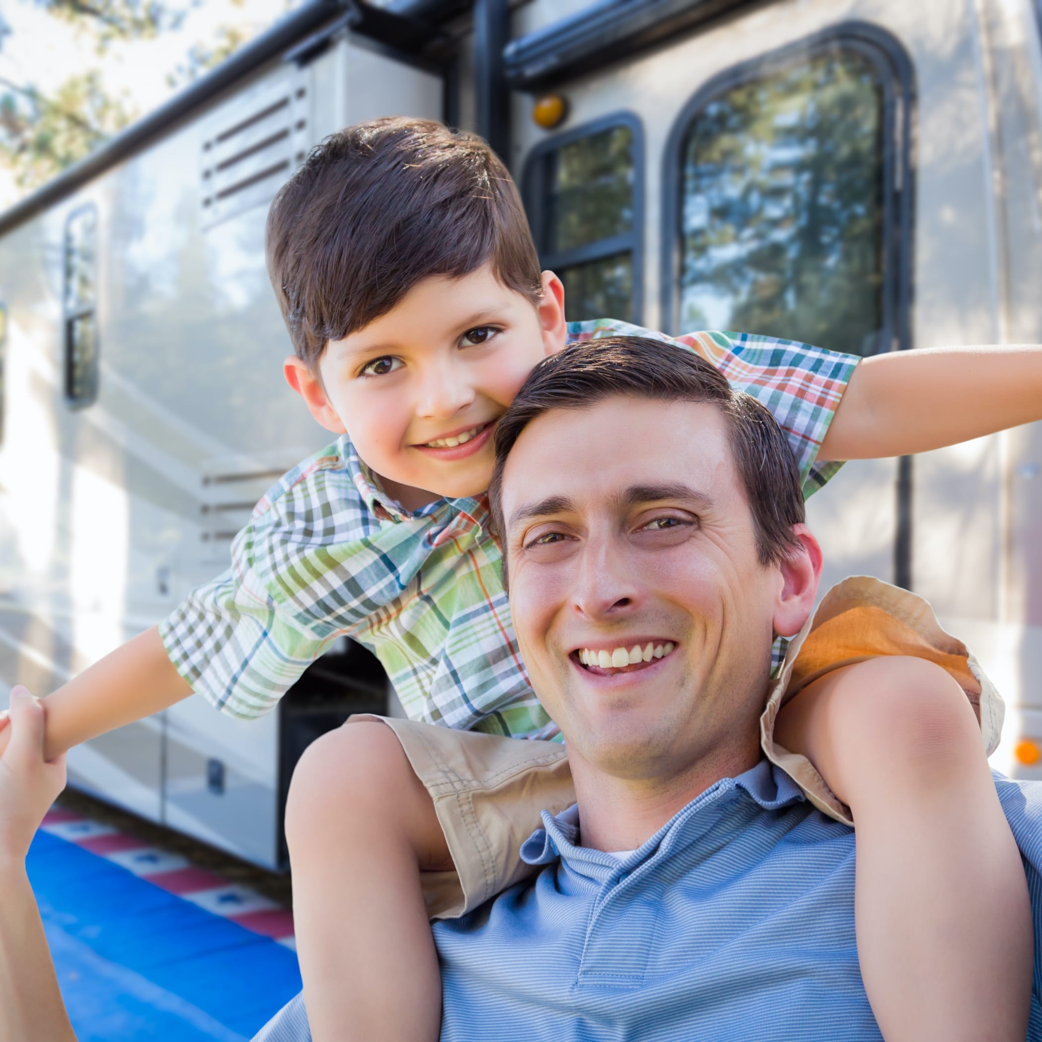 hochzwei_waabs_teaser_06.jpg Porträtaufnahme von einem Vater mit seinem Kind