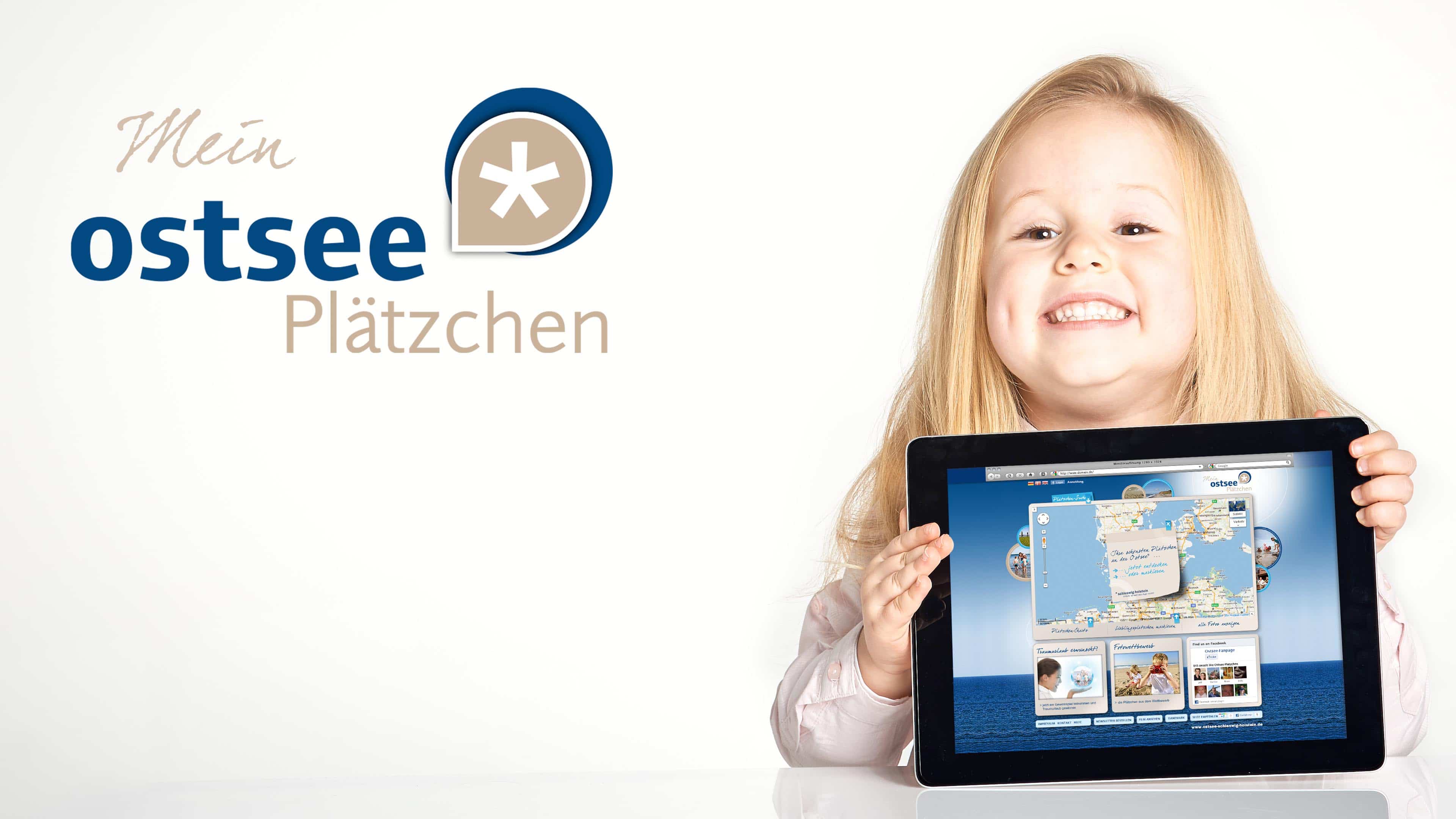 Kind hält Ipad in der Hand und lächelt in die Kamera