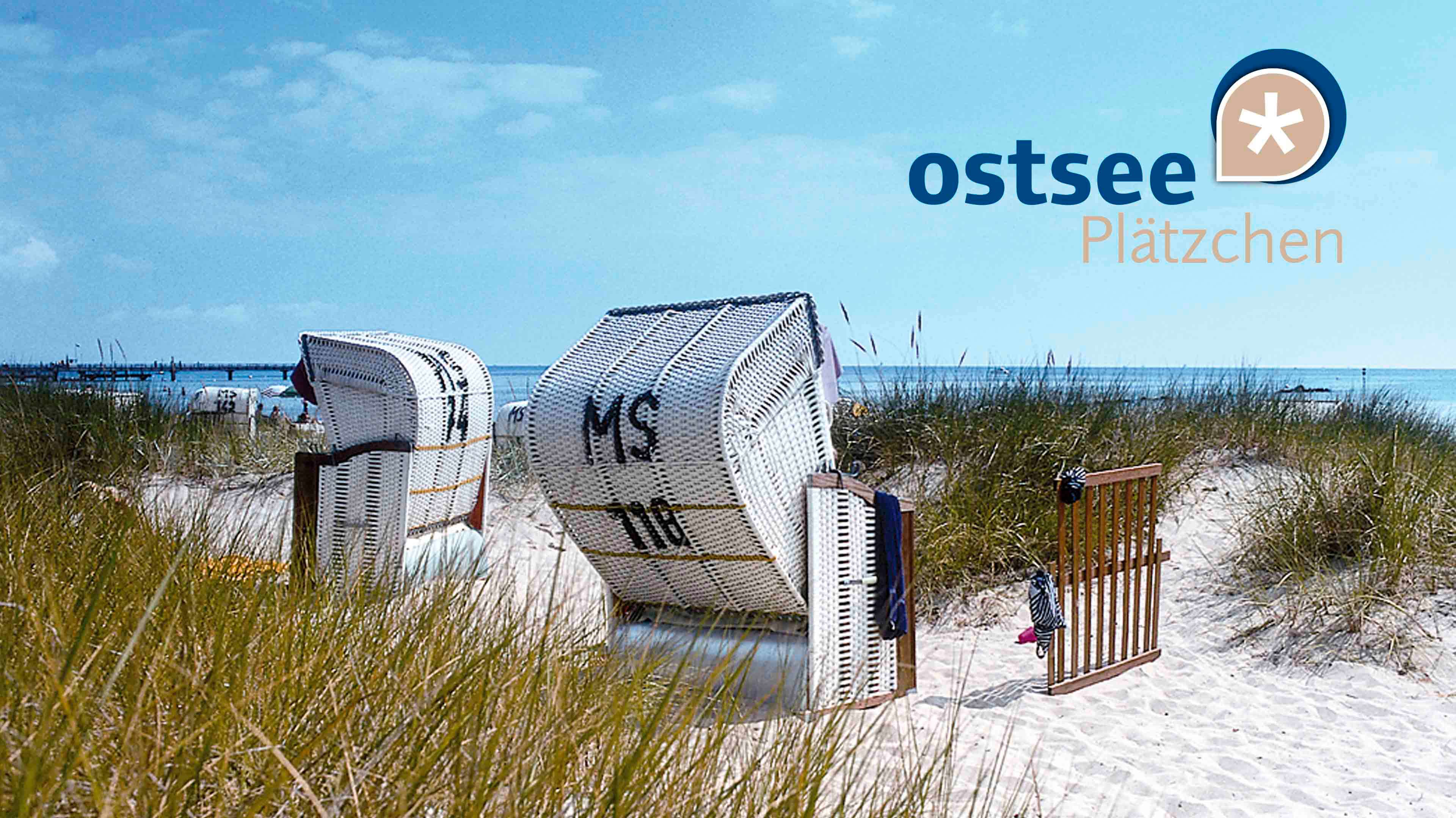 hochzwei_ohtev_slider_02.jpg Zwei weiße Strandkörbe am Strand