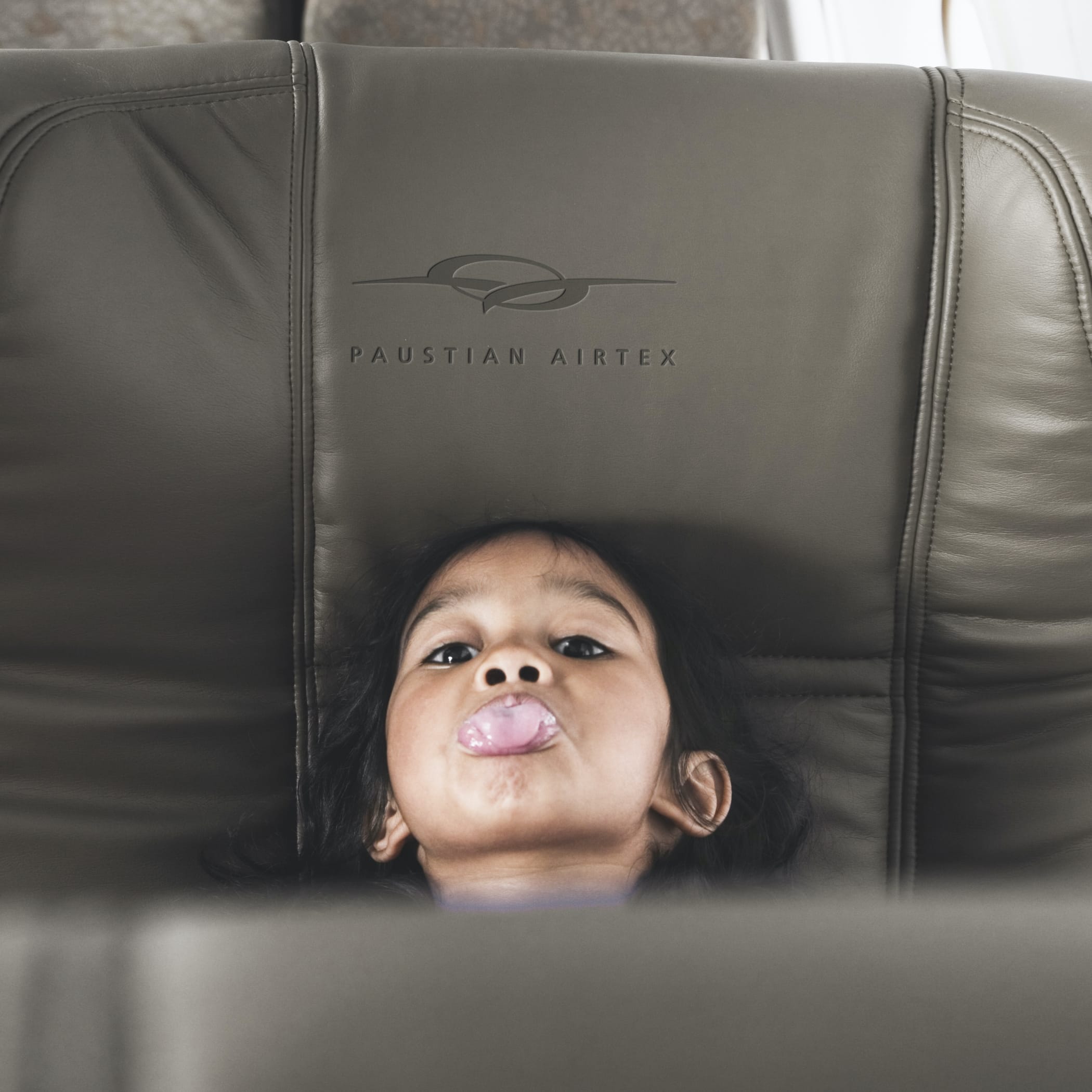 hochzwei_paai_teaser_07.jpg Dunkelhaariges Kind streckt Zunge raus