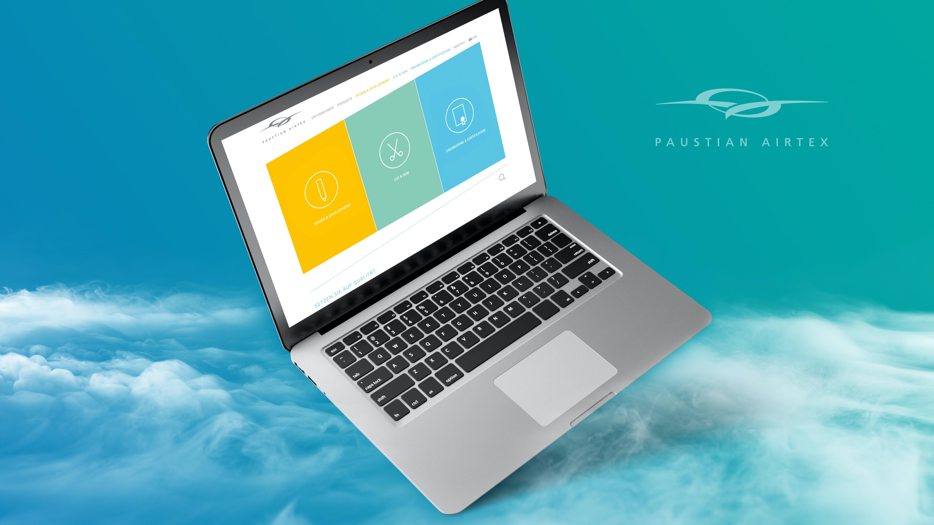 Laptop schwebt in den Wolken