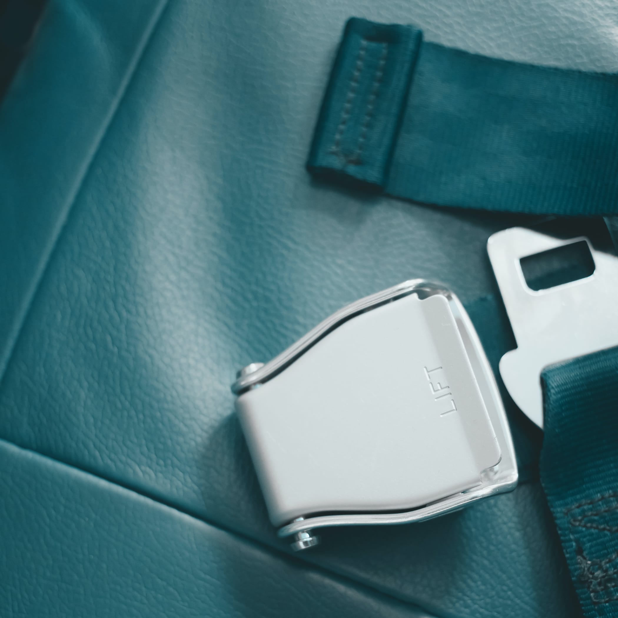 hochzwei_paai_teaser_02.jpg Nahaufnahme eines Flugzeug Gurtes