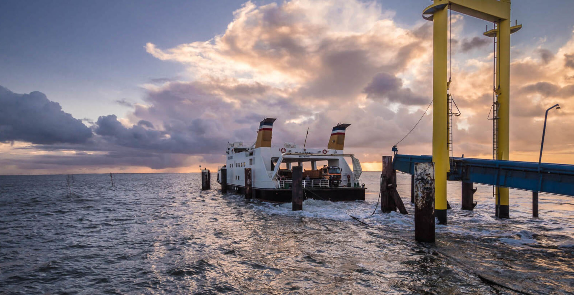 hochzwei_Pellworm_teaser_02.jpg Eine Fähre legt ab