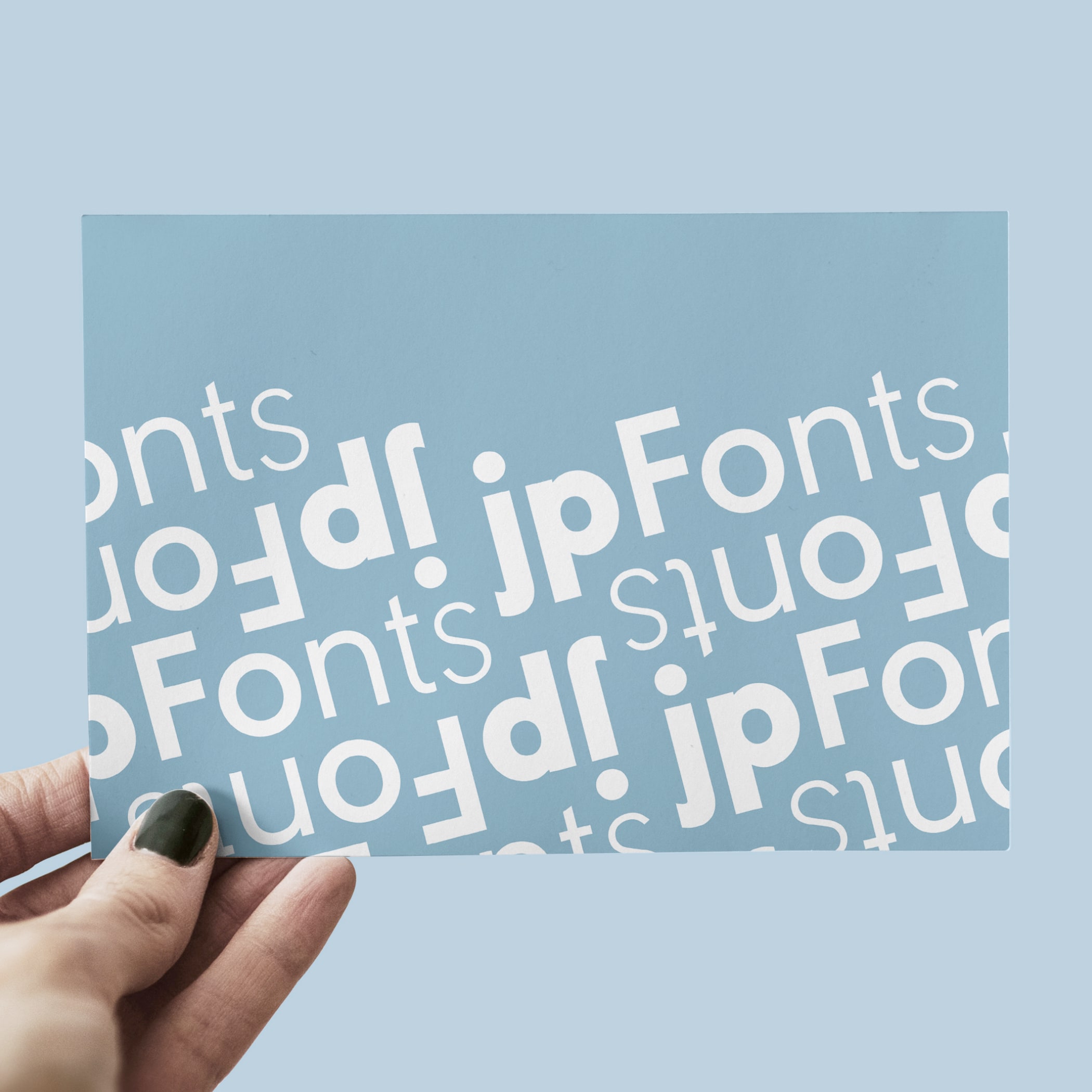 hochzwei_rose_teaser_05.jpg Hand mit schwarz lackierten Fingernägeln hält eine Karte