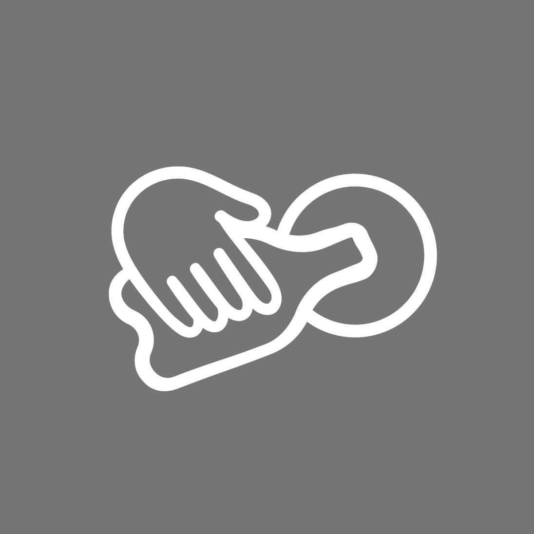 Symbolbild eine Flasche wird in den Pfandautomaten gegeben