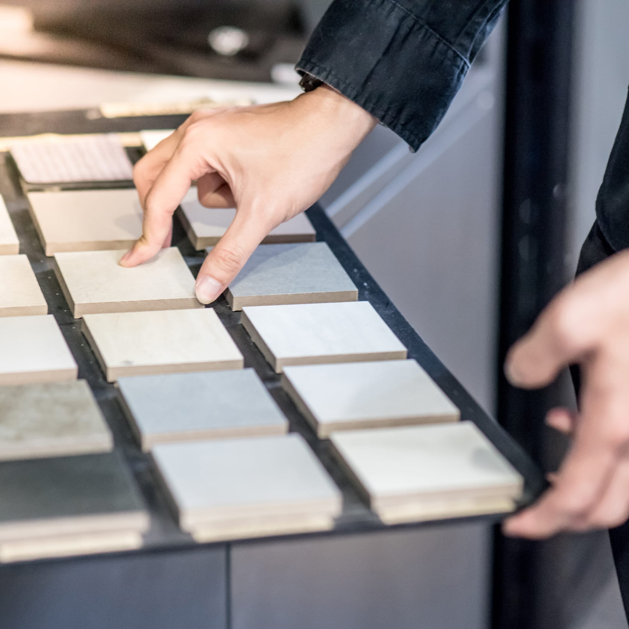 hochzwei_prmumm_teaser_07.jpg Frau fässt eine Holzkachel an