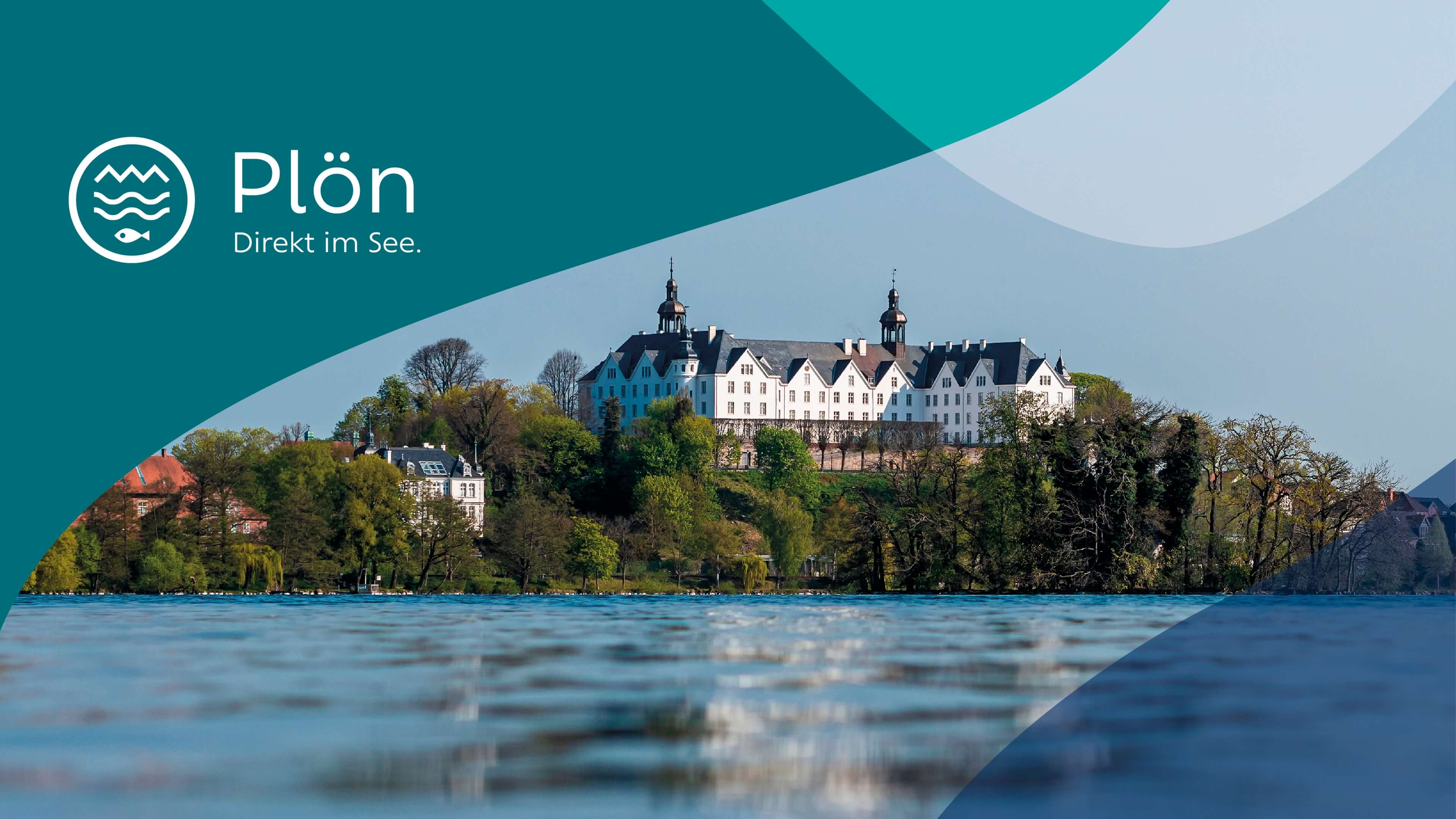 Foto vom Plöner Schloss aus Richtung Plöner See fotografiert. Oben links in der Ecke ist das neue Stadt Plön Logo abgebildet. Ein Kreis mit von oben nach unten einer gezackten Linie, zwei gewellten Linien und einem Fisch. Daneben der Schriftzug "Plön - Direkt im See."