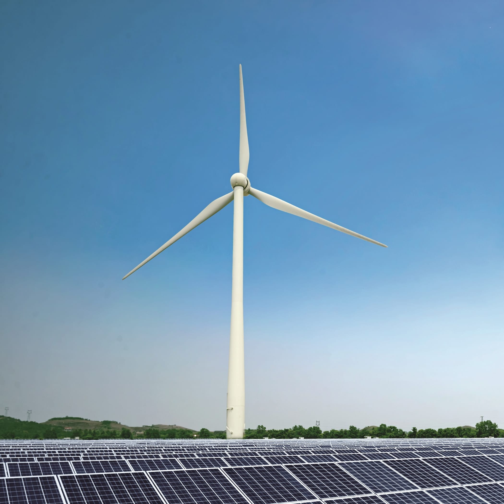 hochzwei_pne_teaser_03.jpg Blick auf ein Windrad mit Solaranlagen im Vordergrund