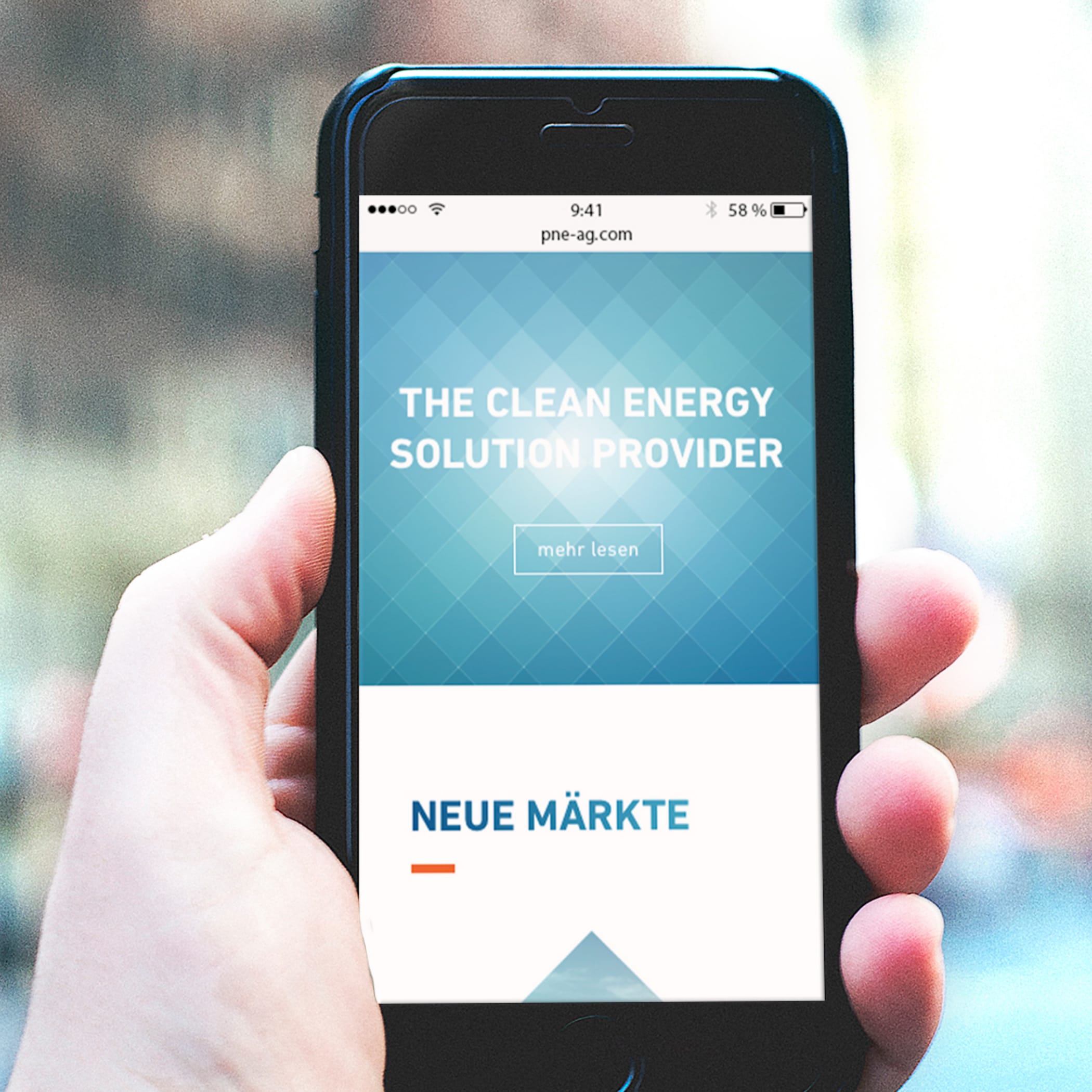 hochzwei_pne_teaser_06.jpg Hand hält Handy mit geöffneter pne ag Homepage