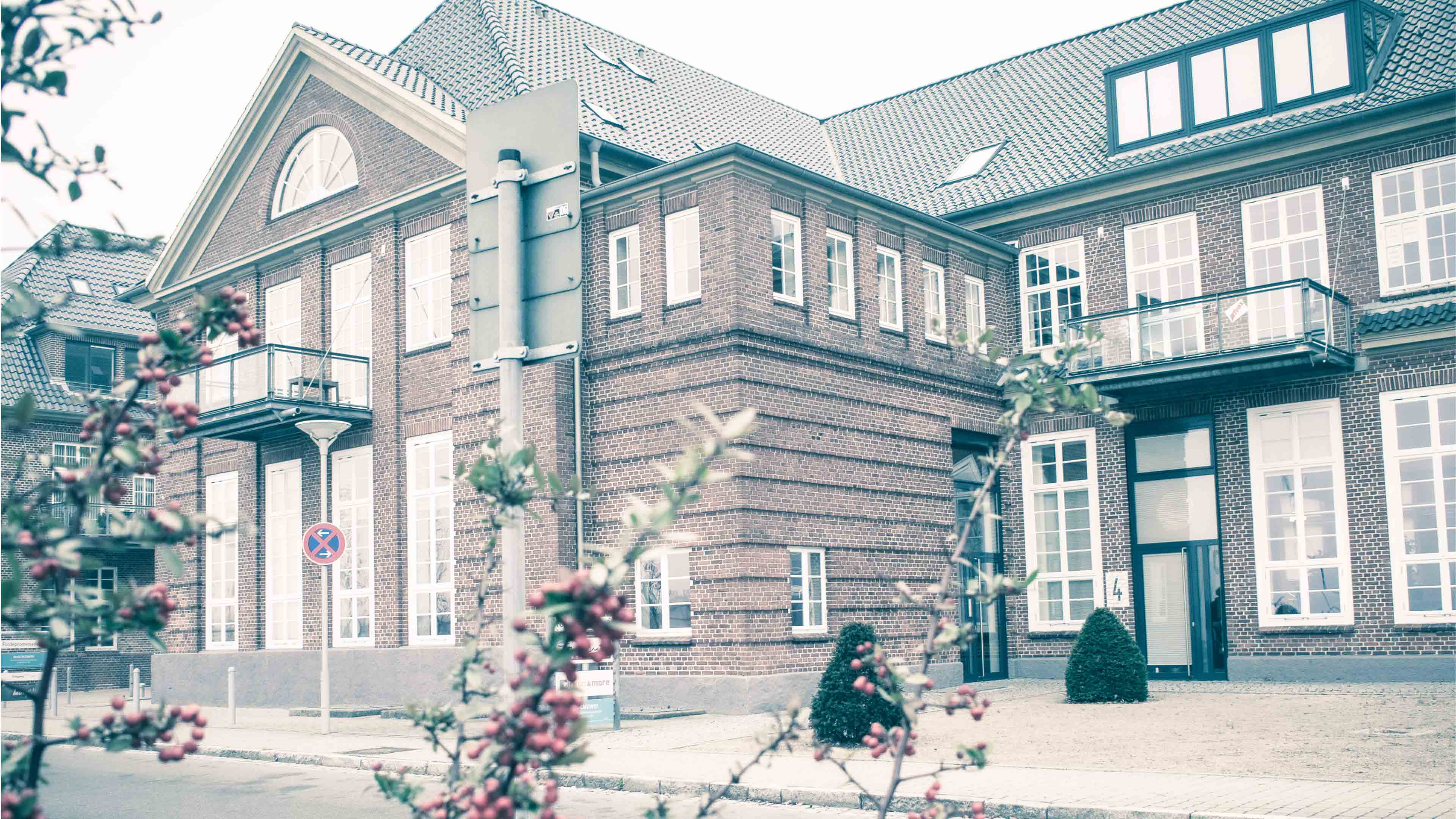 hochzwei_quadrat_slider_03.jpg Blick auf die Fassade von Hochzwei