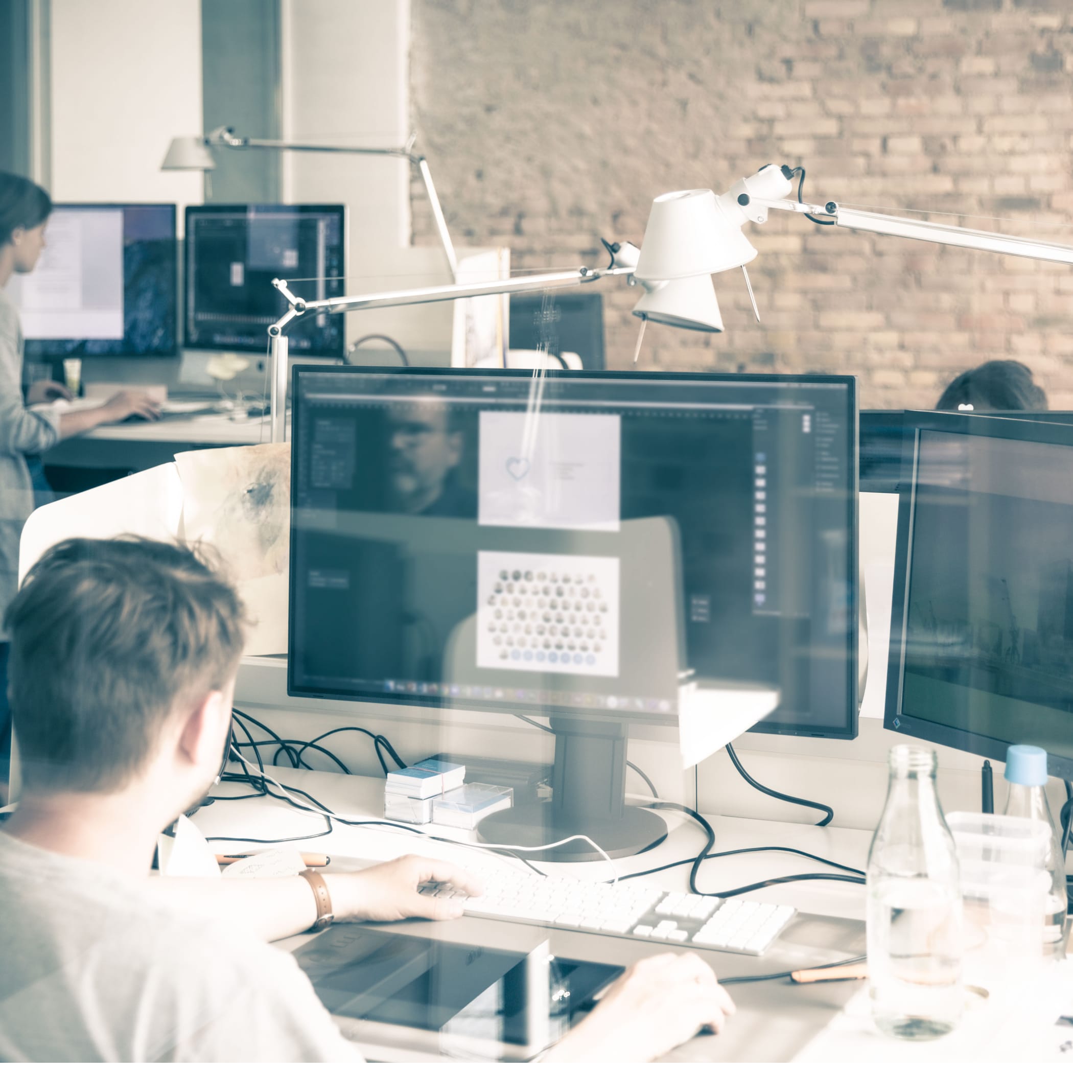 hochzwei_quadrat_teaser_03.jpg Blick in das Büro der Grafikdesigner bei Hochzwei