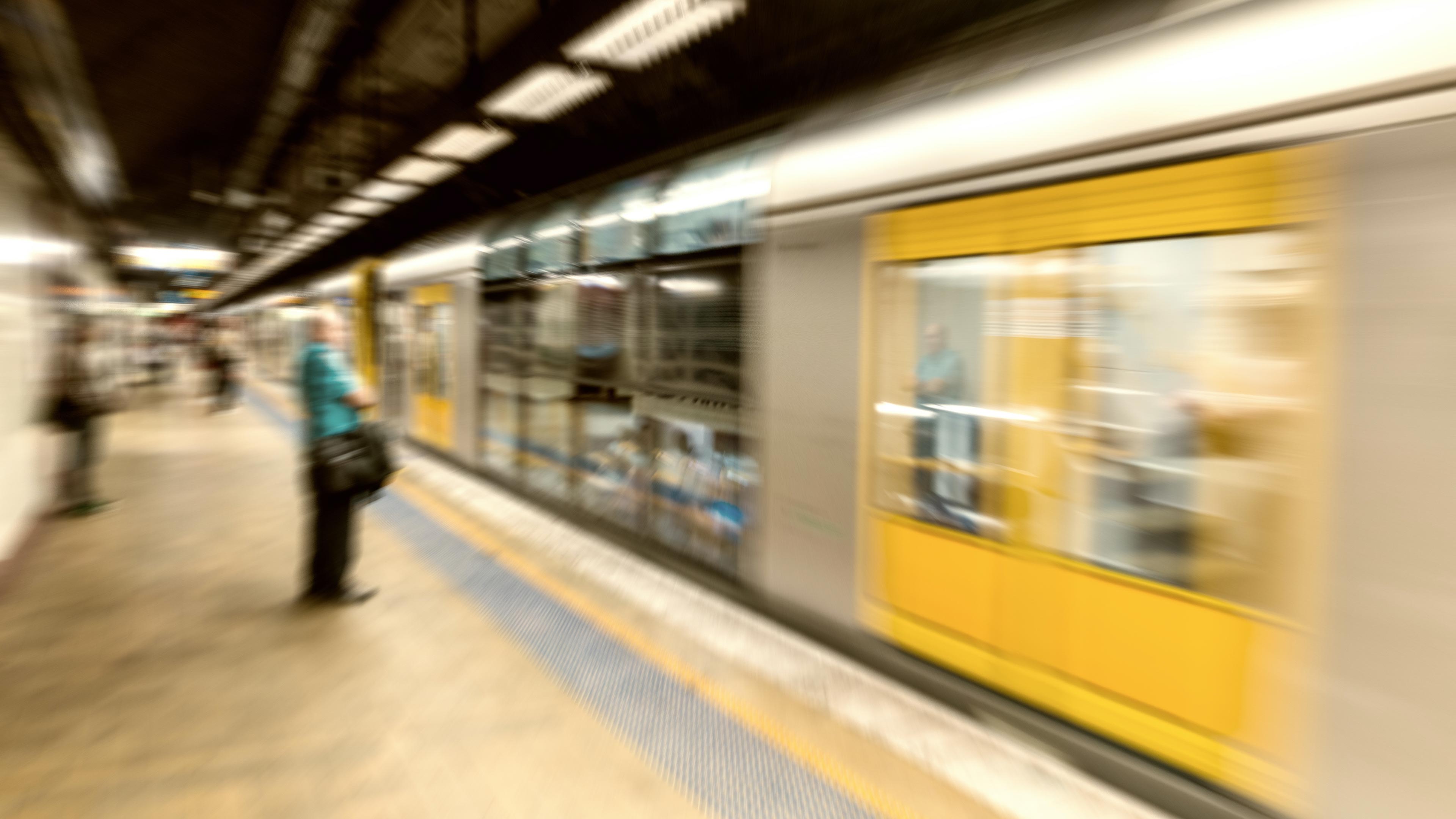 Ubahn Station mit einfahrendem Zug