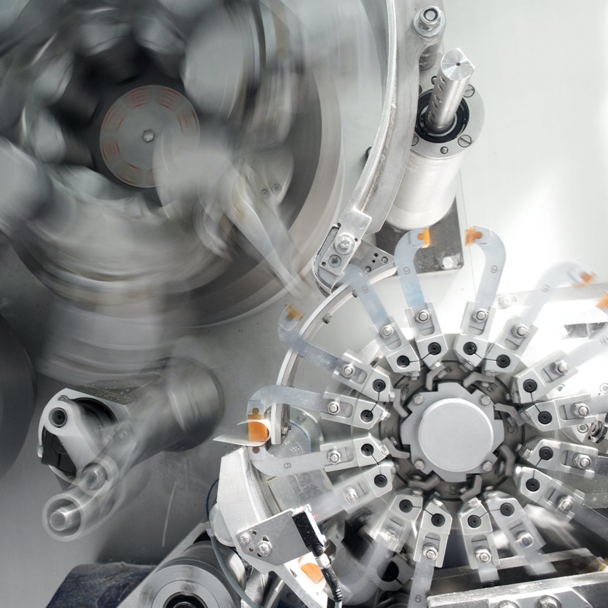 hochzwei_rago_teaser_05.jpg Silbernes Zahnrad von oben