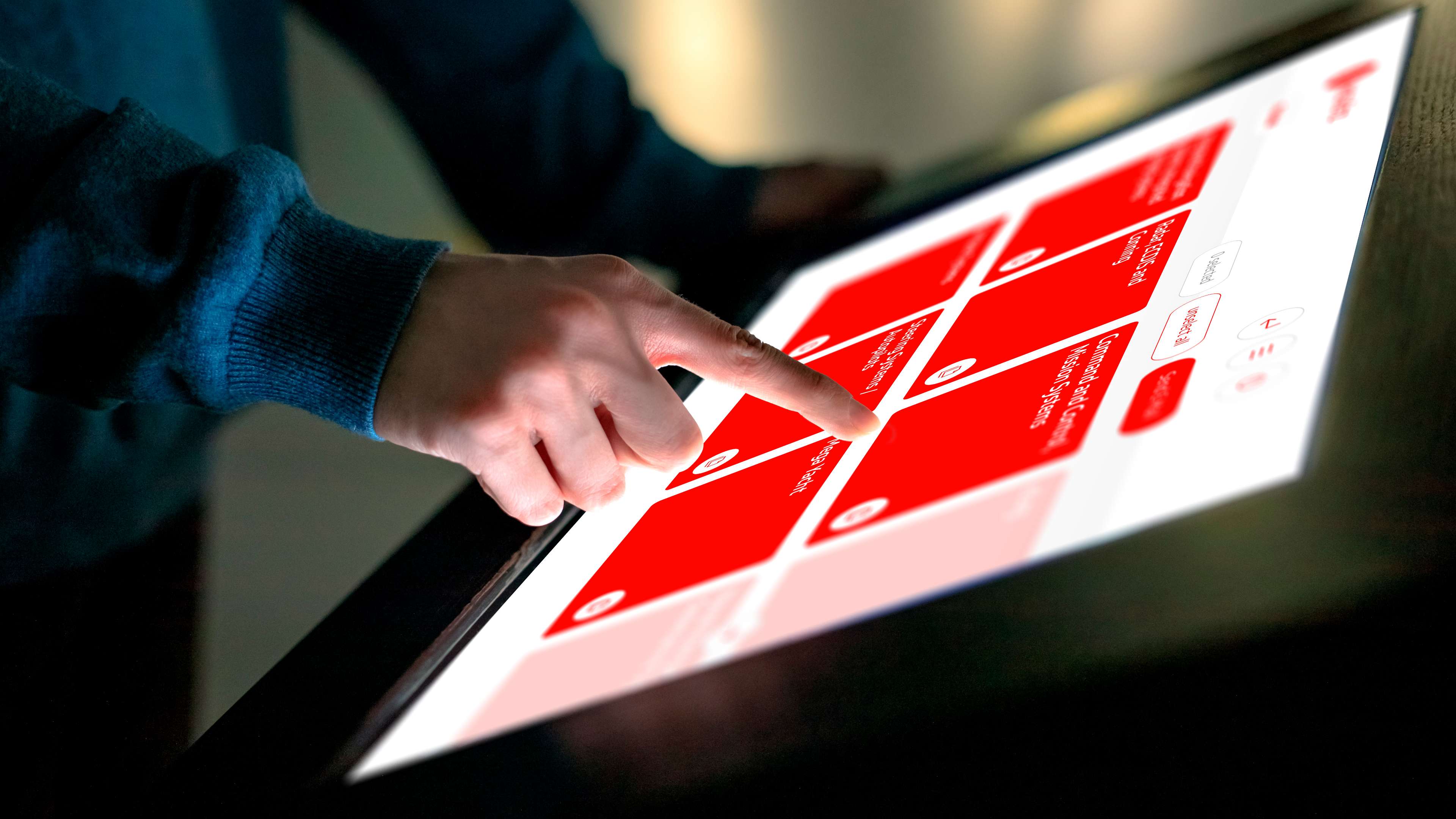 Die Anschütz Website auf einem Tablet, auf dem gerade jemand rumtippt.