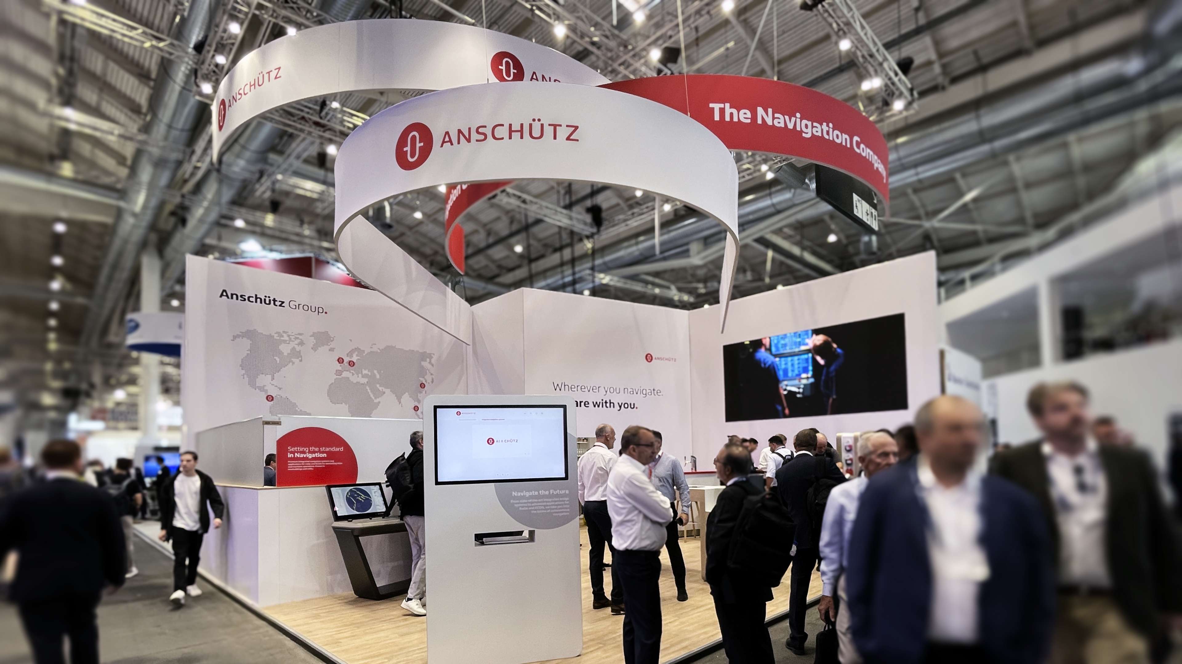 Der Anschütz Messestand und viele Besucher.