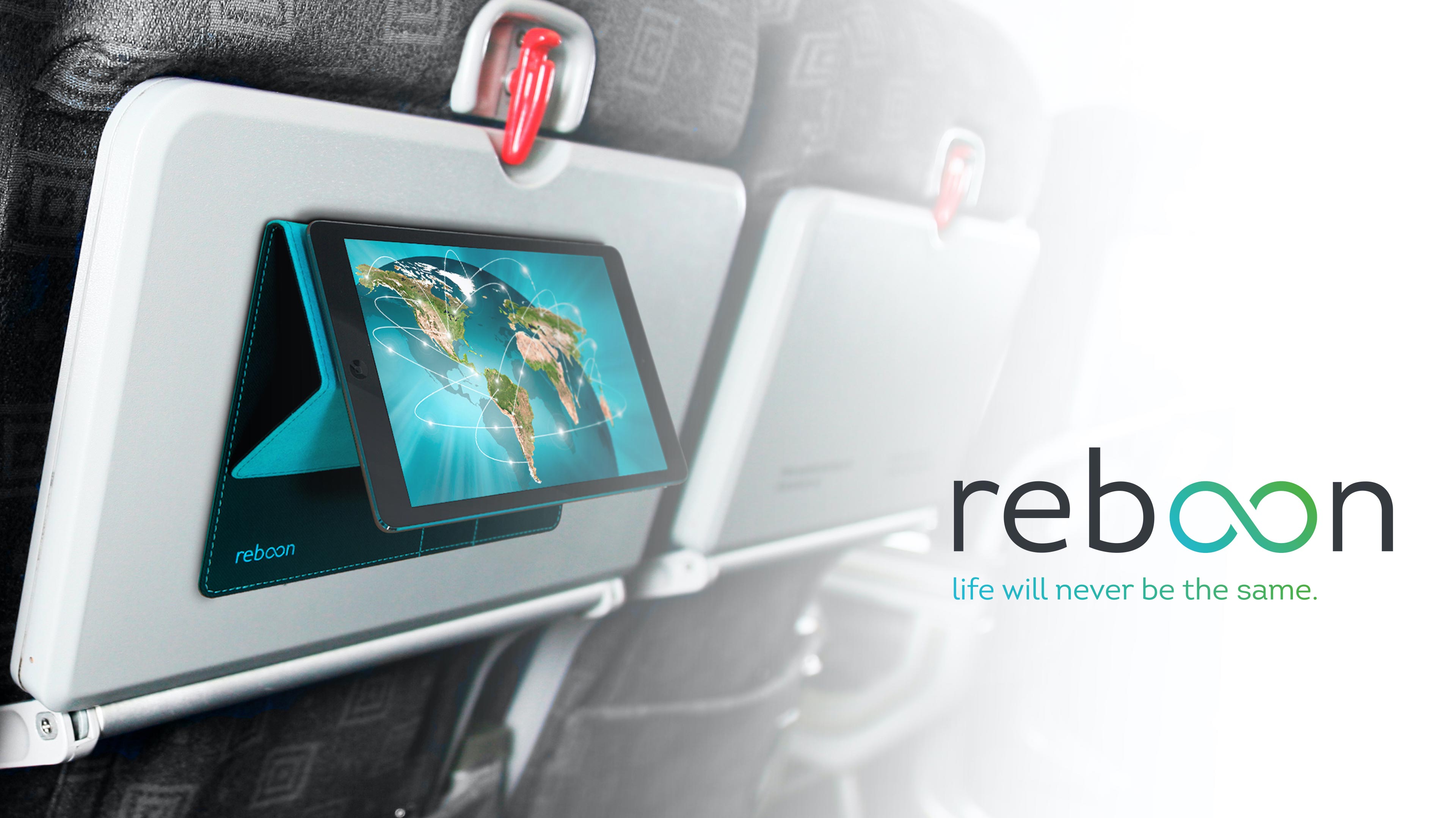 Ipad mit der Reboon Hülle hängt an einem Flugzeugsitz