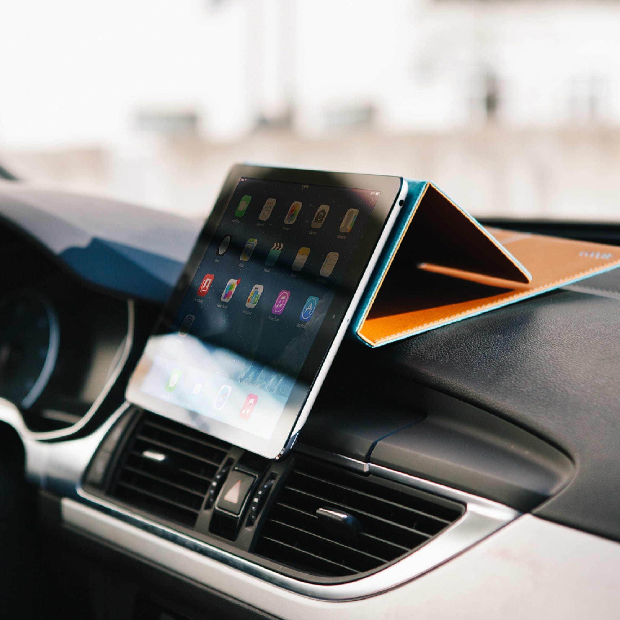 hochzwei_reeb_teaser_04.jpg Reboon Ipadhalterung im Auto