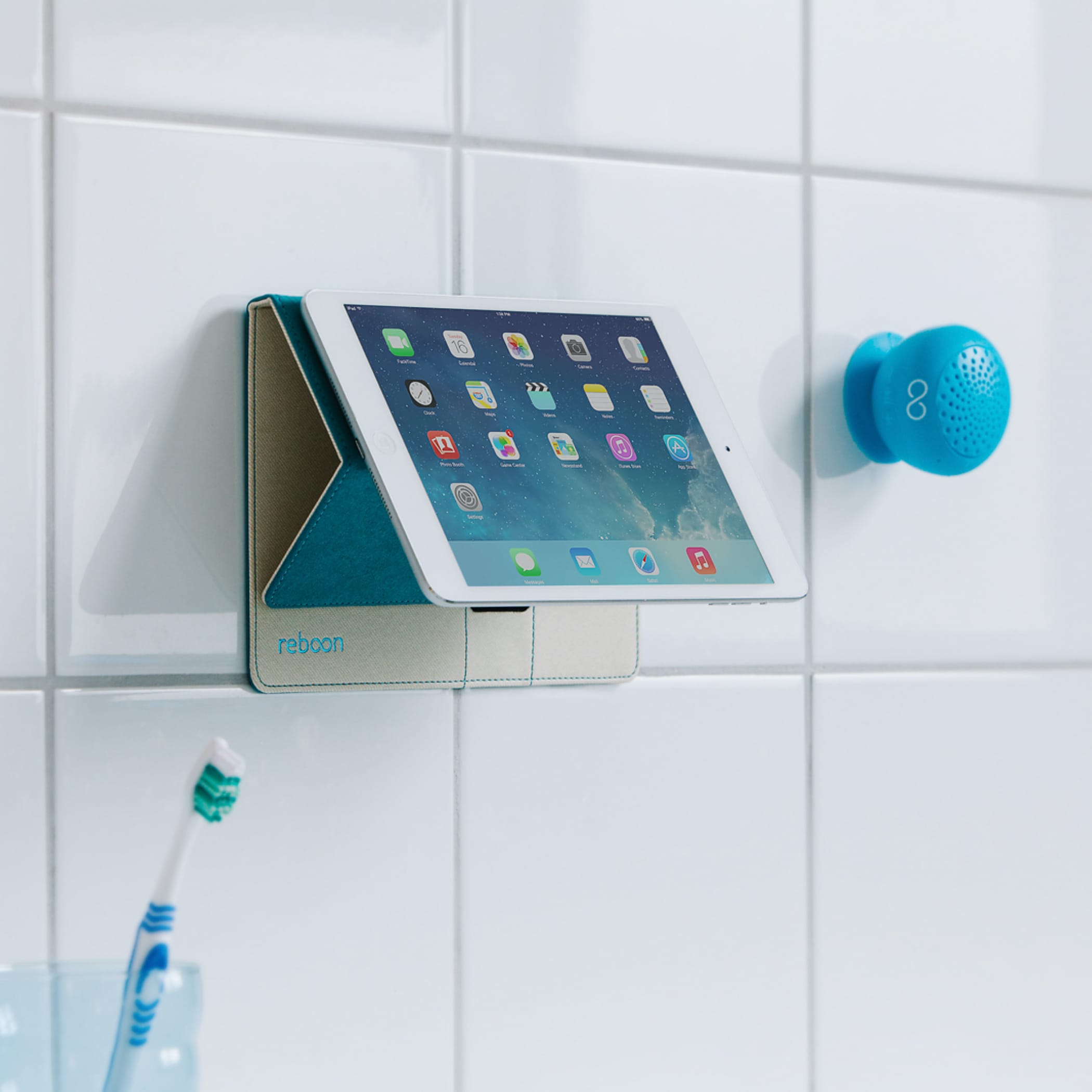 hochzwei_reeb_teaser_09.jpg Ipad klebt an Toilettenwand