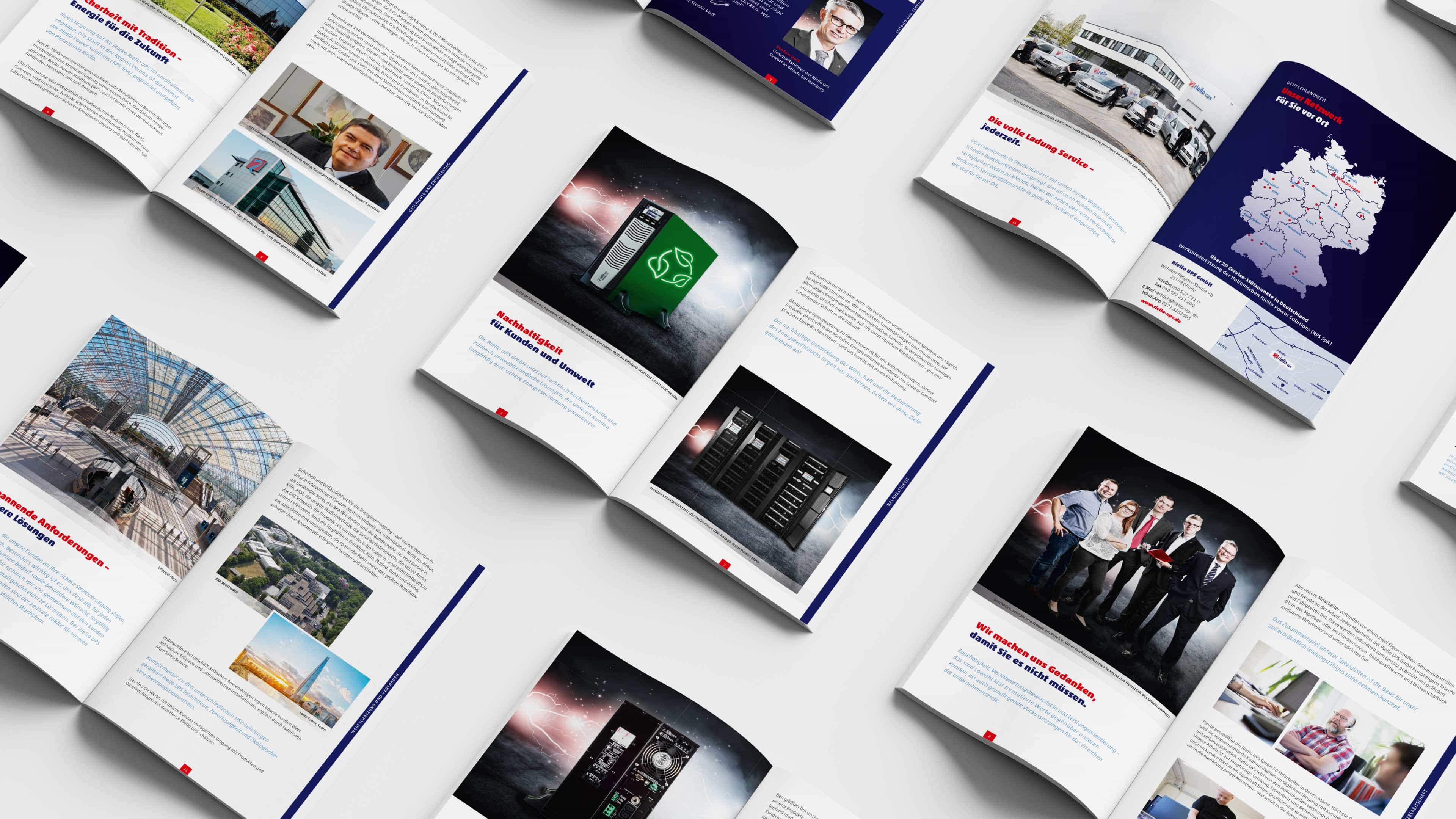 Sieben aufgeklappte Riello Hefte mit unterschiedlichen Artikeln