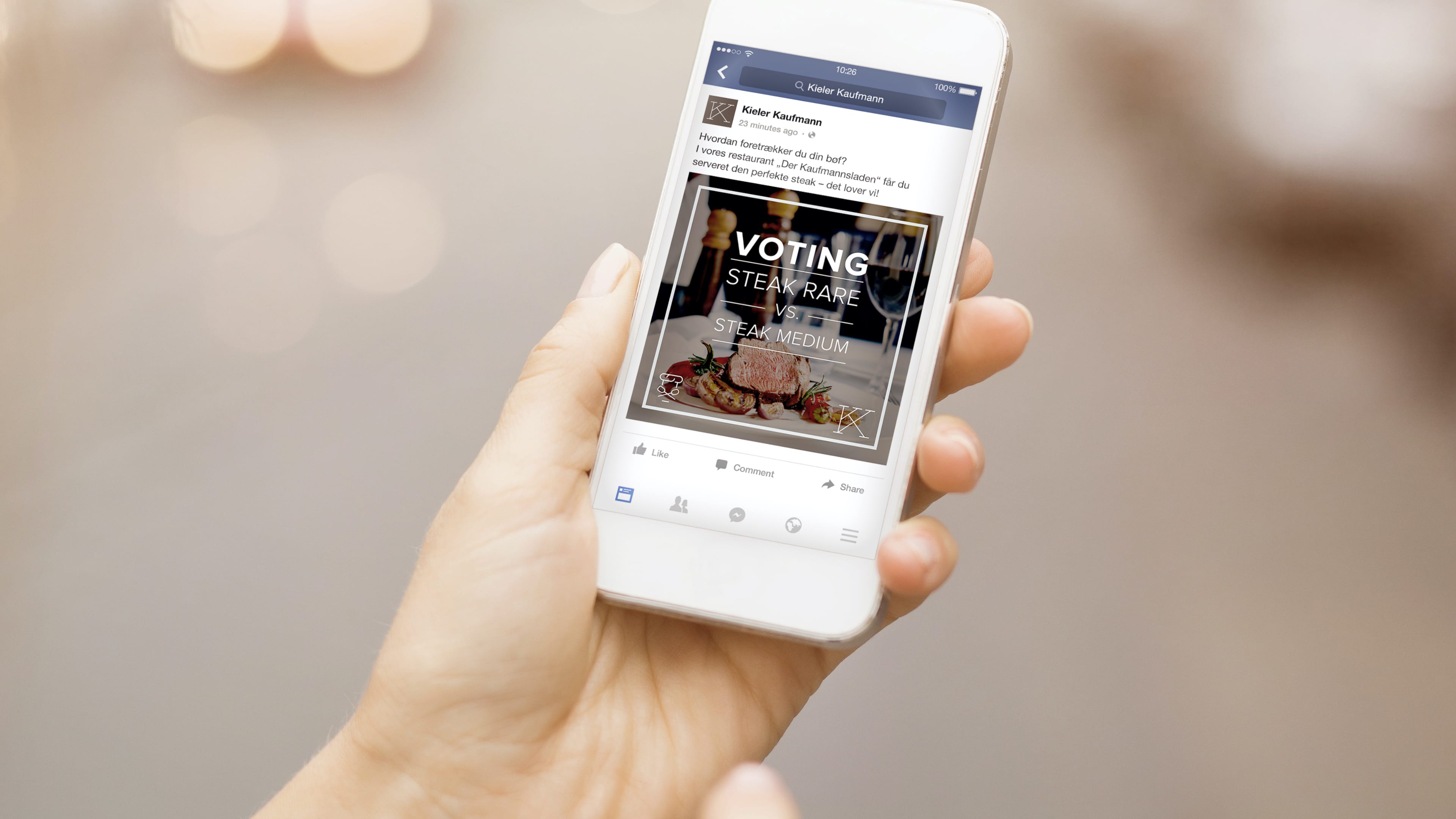 hochzwei_kikau_slider_02.jpg Hand hält Handy mit der Facebook Seite des Romantikhotels Kiel