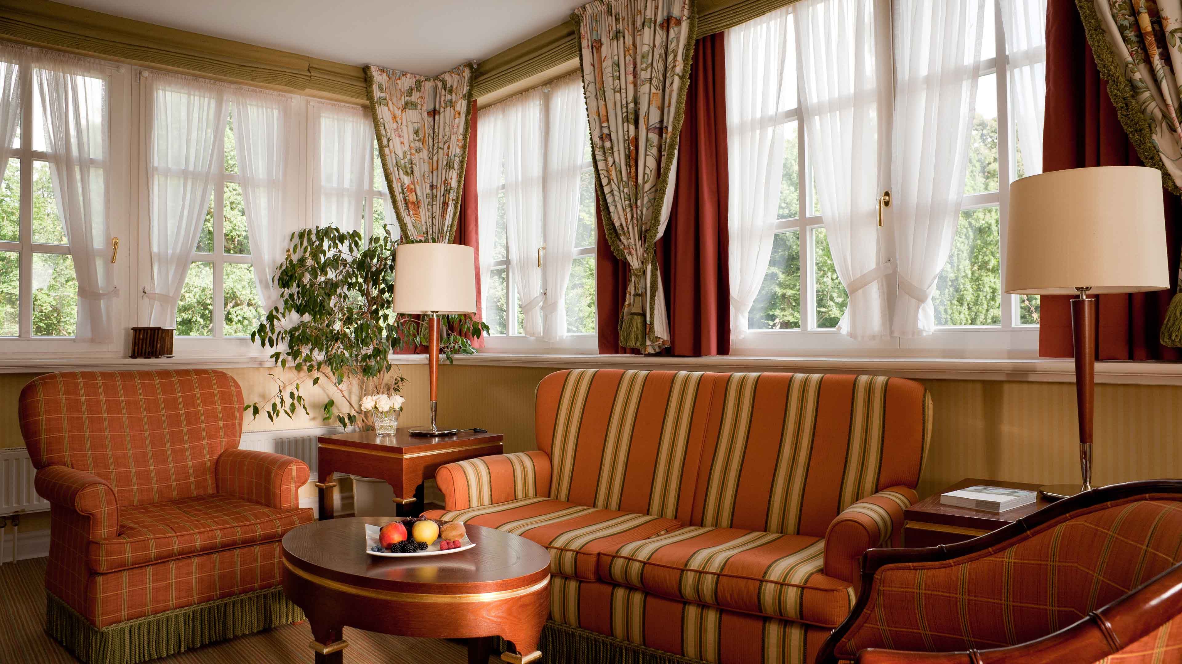 hochzwei_kikau_slider_03.jpg Orangene Sofa Ecke mit gestreiften Polstern