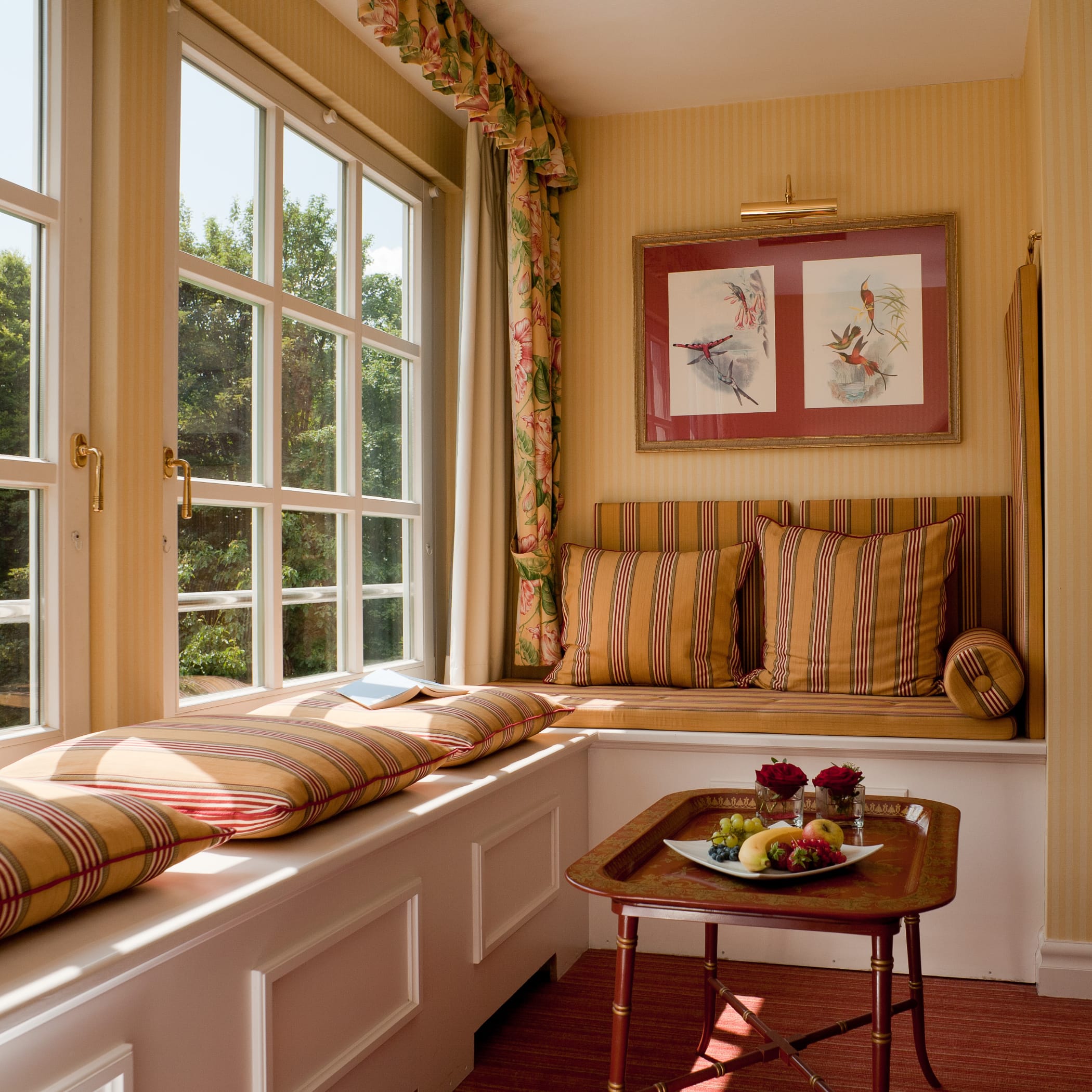 hochzwei_kikau_teaser_01_hauptteaser.jpg Romantische Fensterbank Ecke mit Kissen