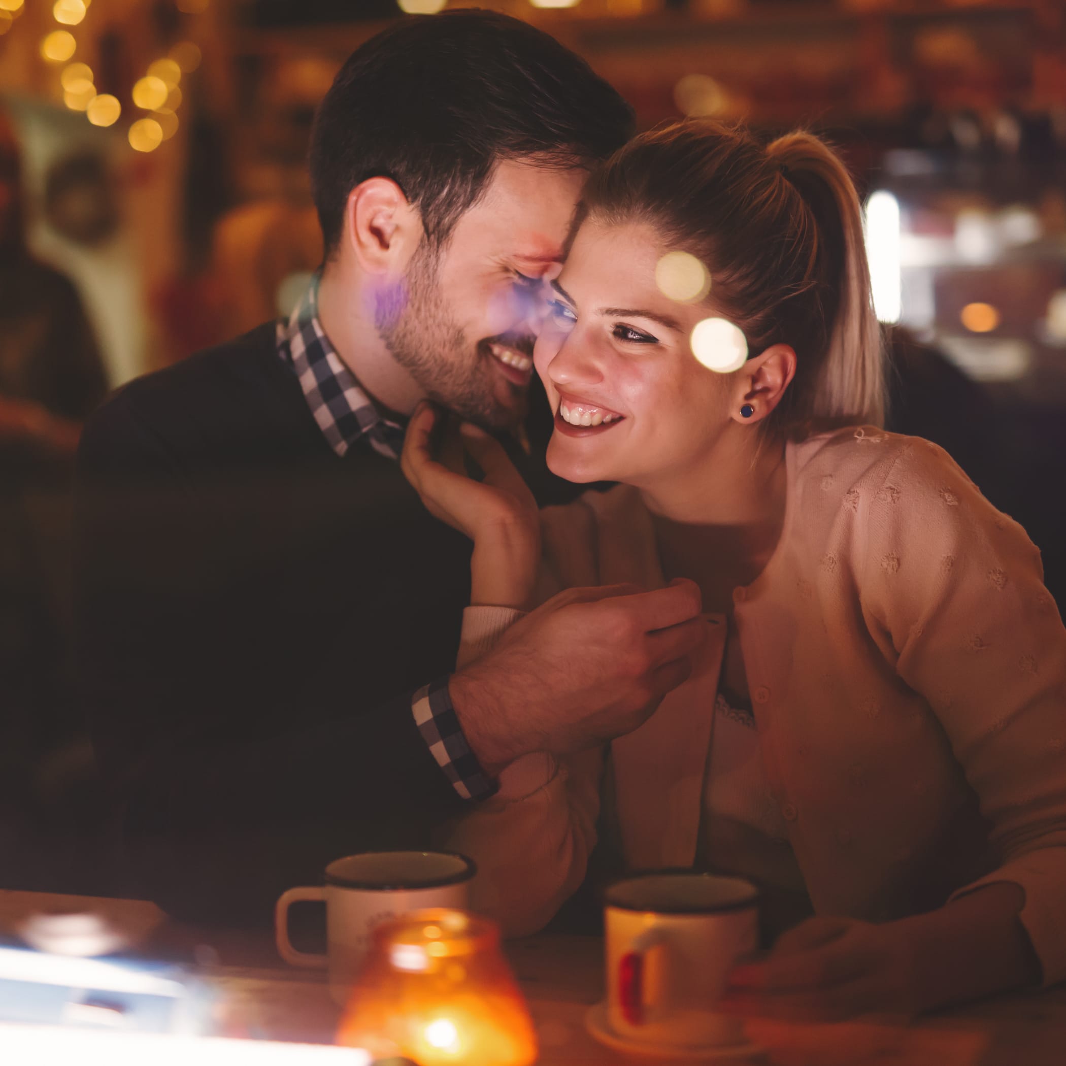 hochzwei_kikau_teaser_04.jpg Pärchen flirtet an der Bar