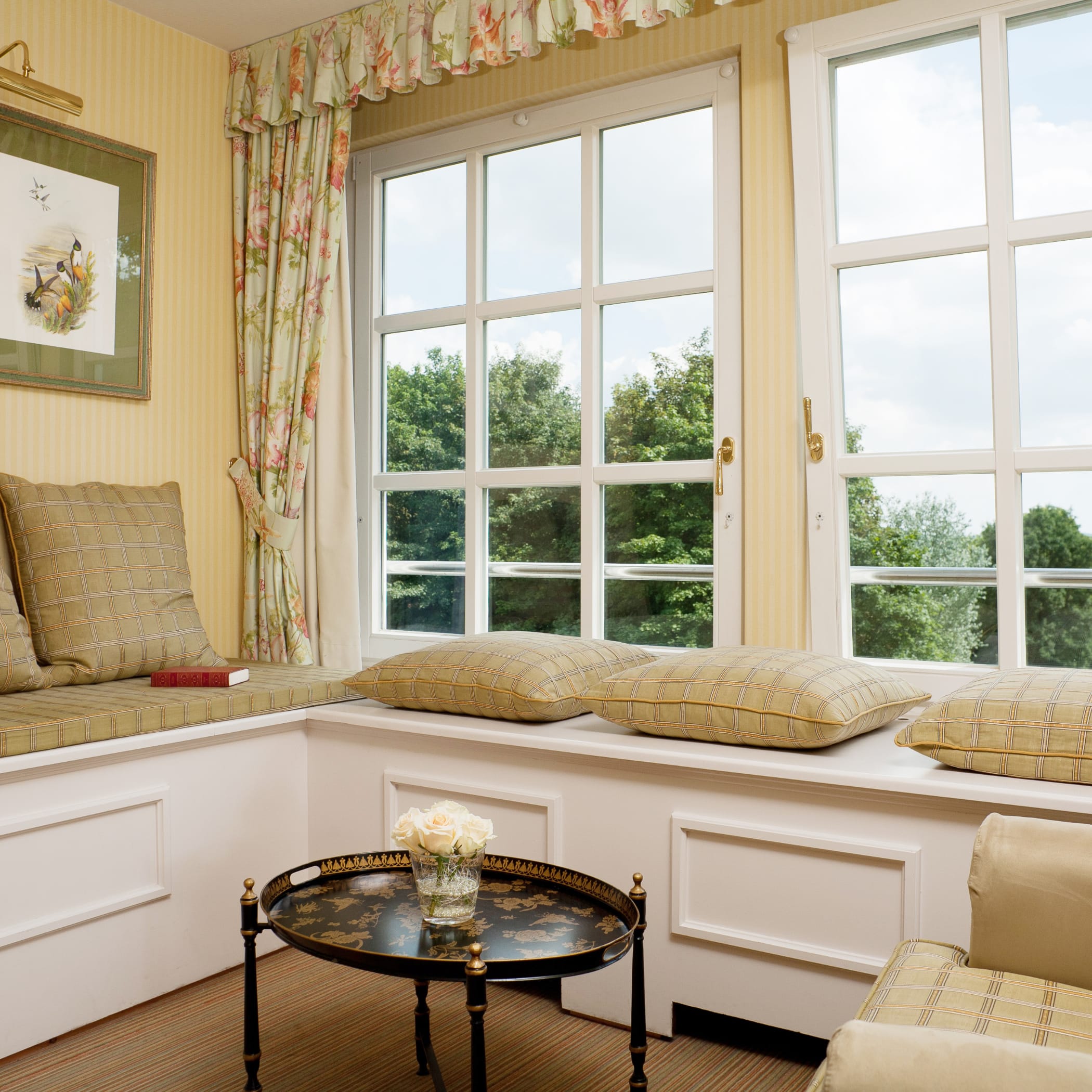 hochzwei_kikau_teaser_05.jpg Romantische Ecke einer Fensterbank mit Kissen