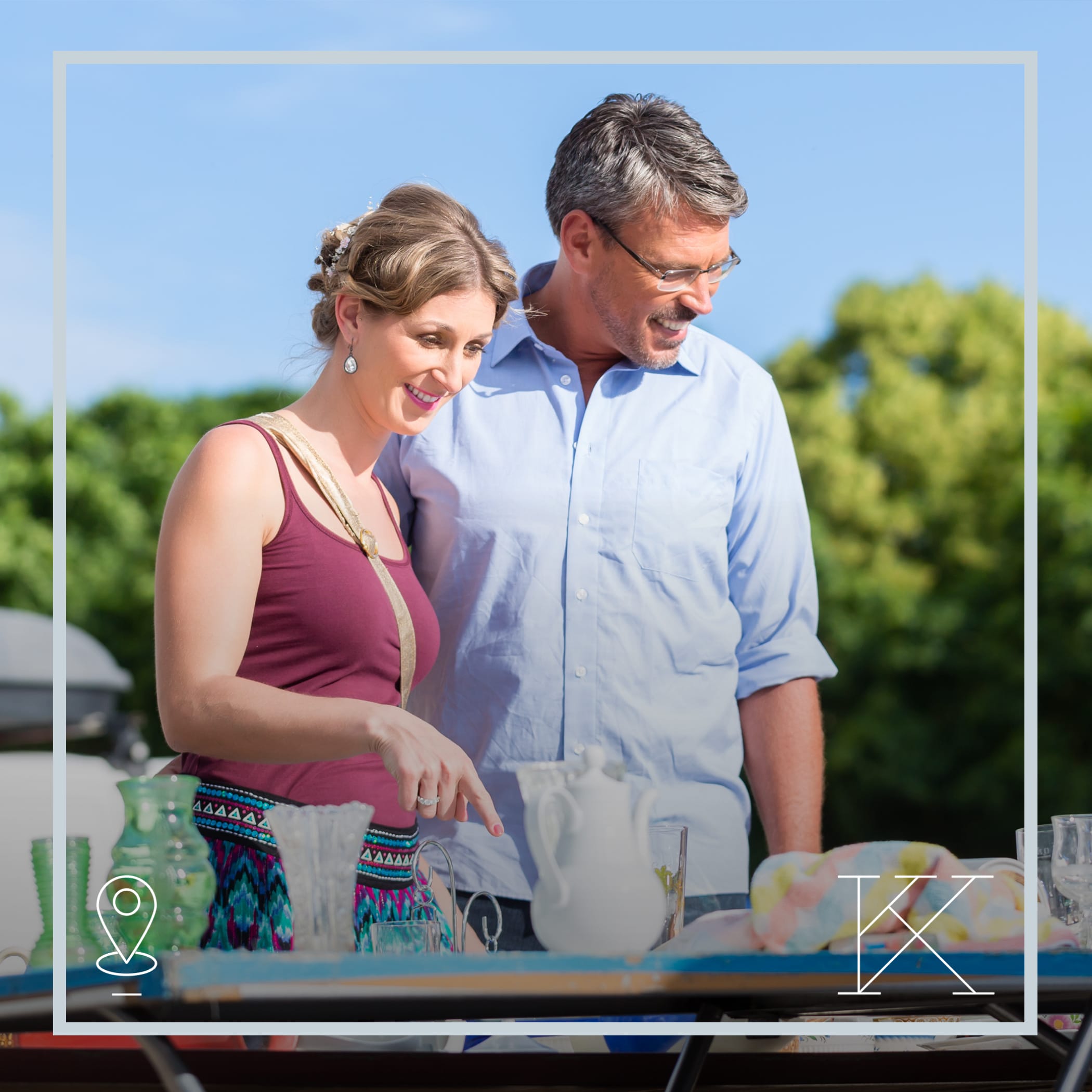 hochzwei_kikau_teaser_08.jpg Ehepaar guckt sich Porzelan an