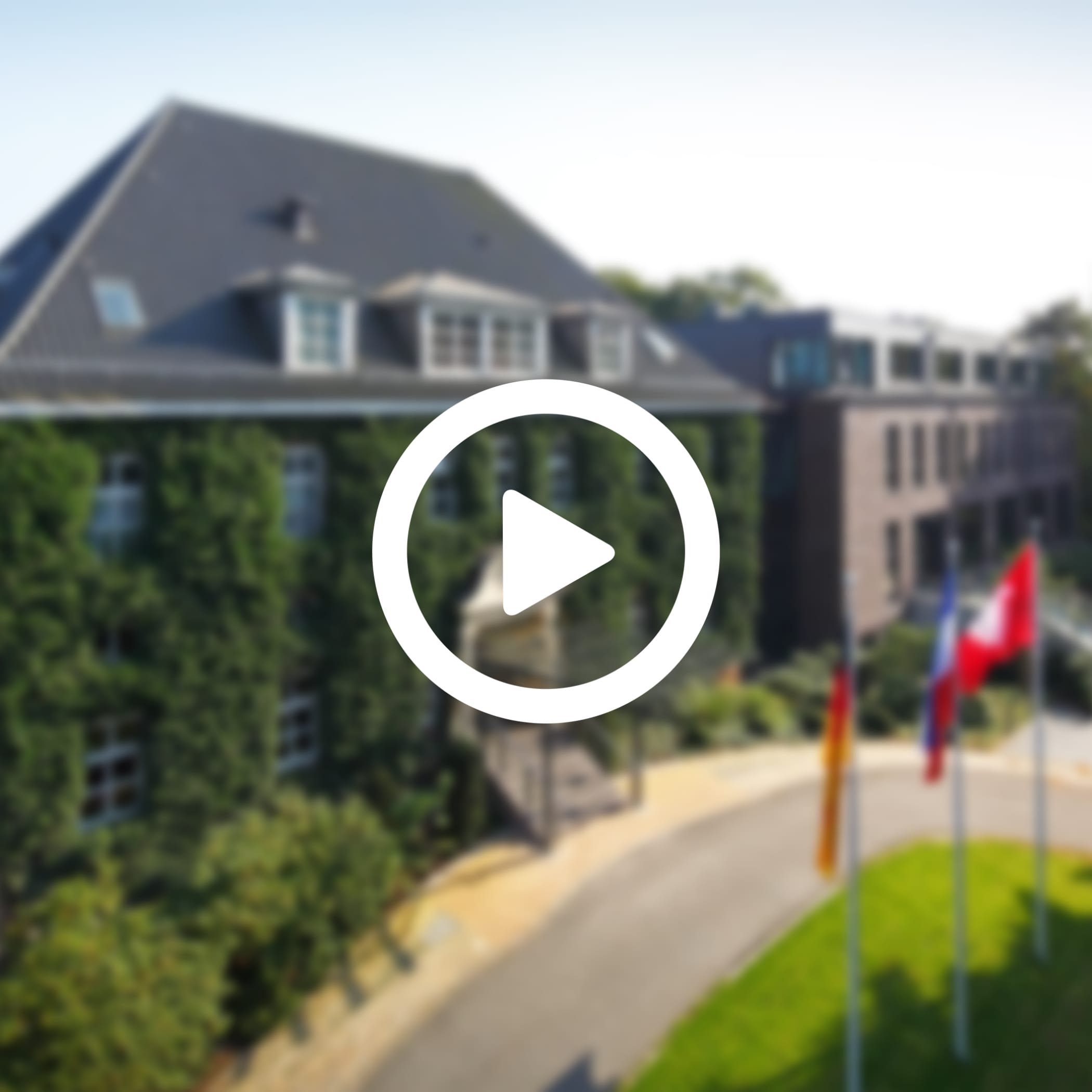 hochzwei_kikau_teaser_09.jpg Weißer Playbutton mit Kieler Kaufmann Romantikhotel als Underlay