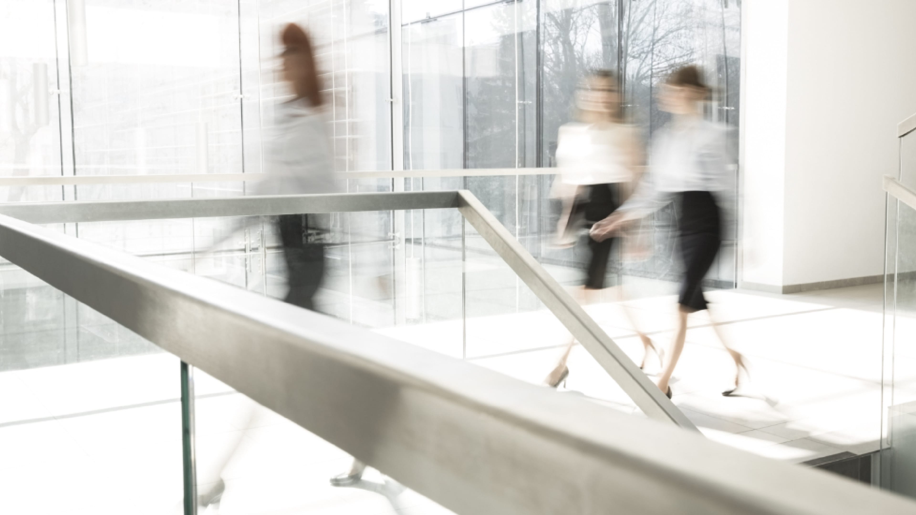 Drei Frauen gehen durch einen Flur