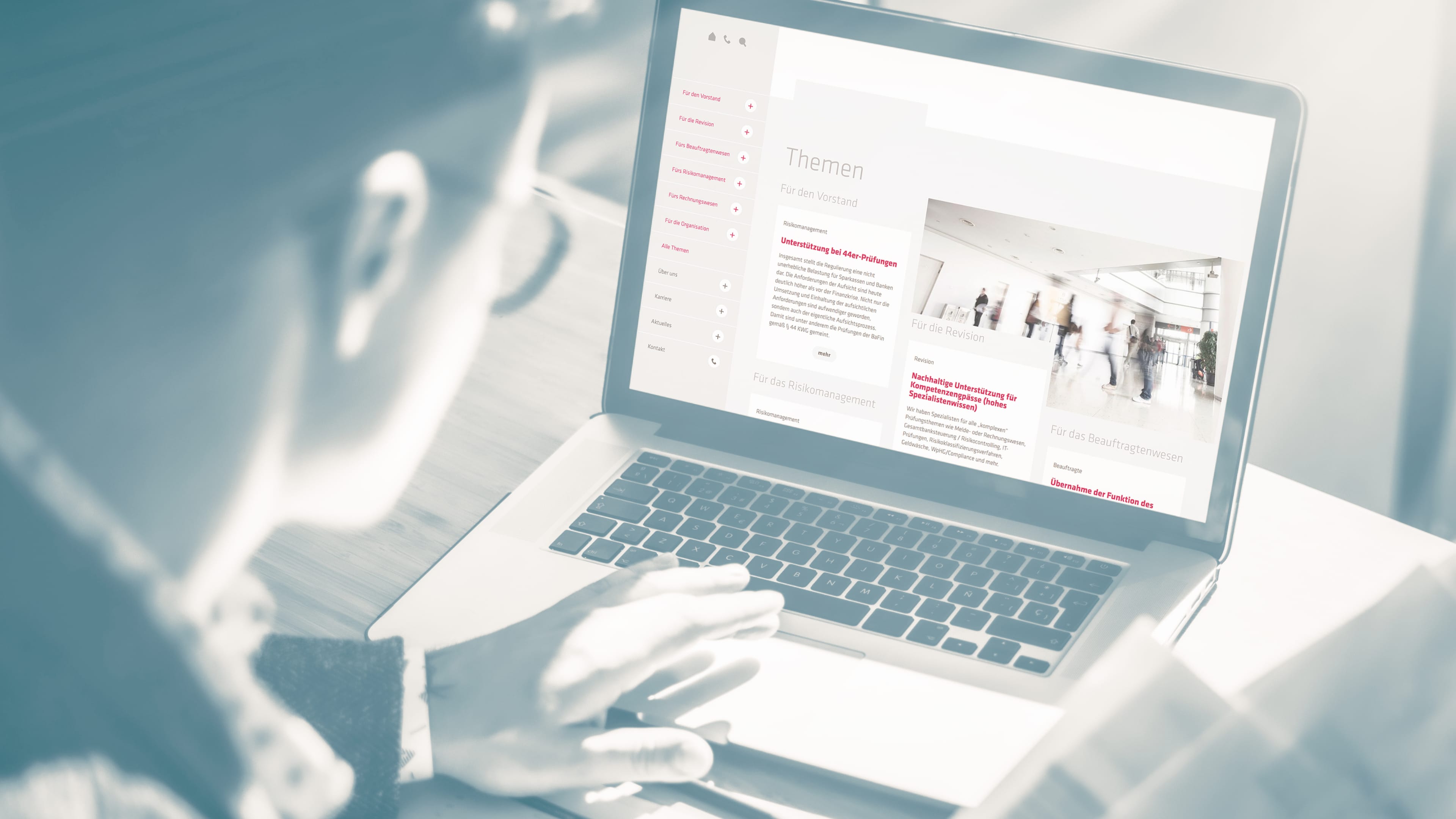 hochzwei_sconsit_slider_03.jpg Mann mit Hut sitzt am Laptop