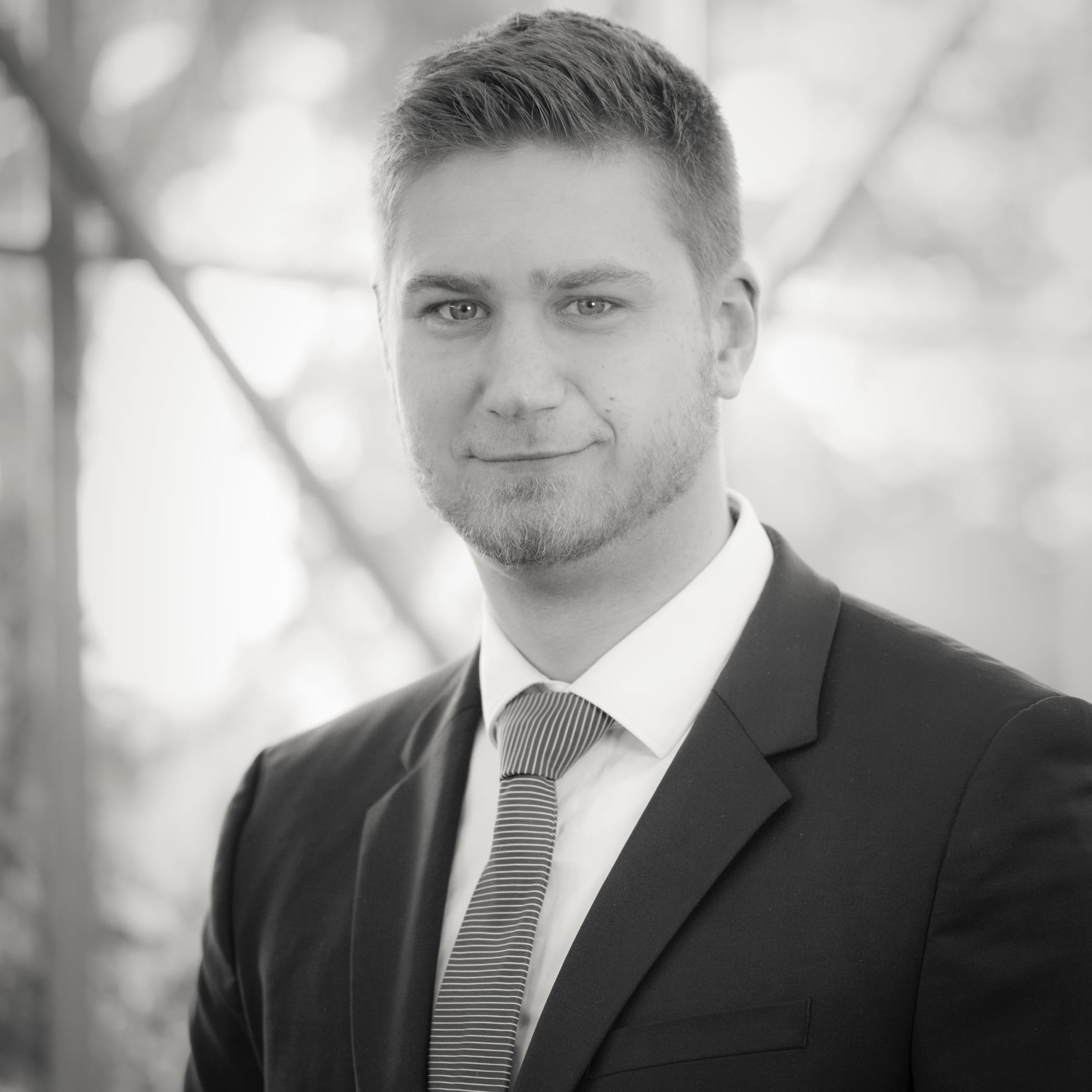 hochzwei_sconsit_teaser_07.jpg S consit Mitarbeiterbild in schwarz weiß