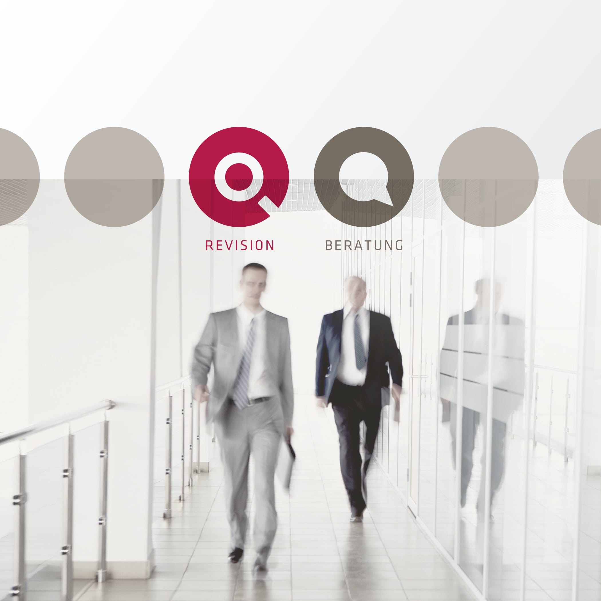 Zwei Männer im Anzug gehen durch einen Flur