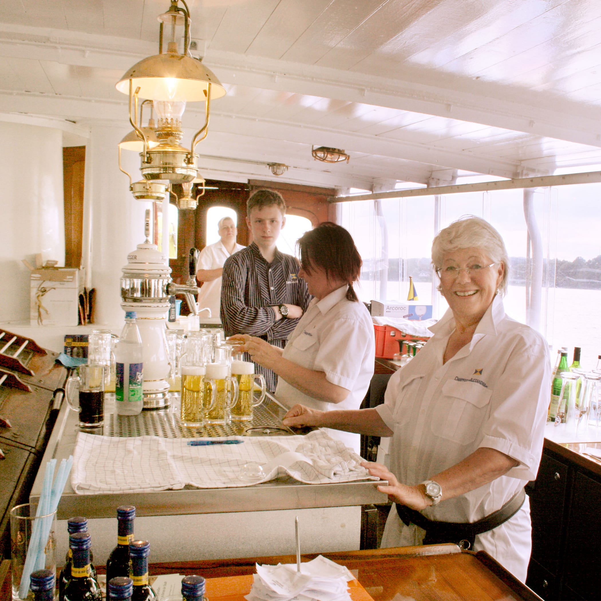 hochzwei_fvsa_teaser_02.jpg Damen stehen hinter der Bierschenke eines Schiffes